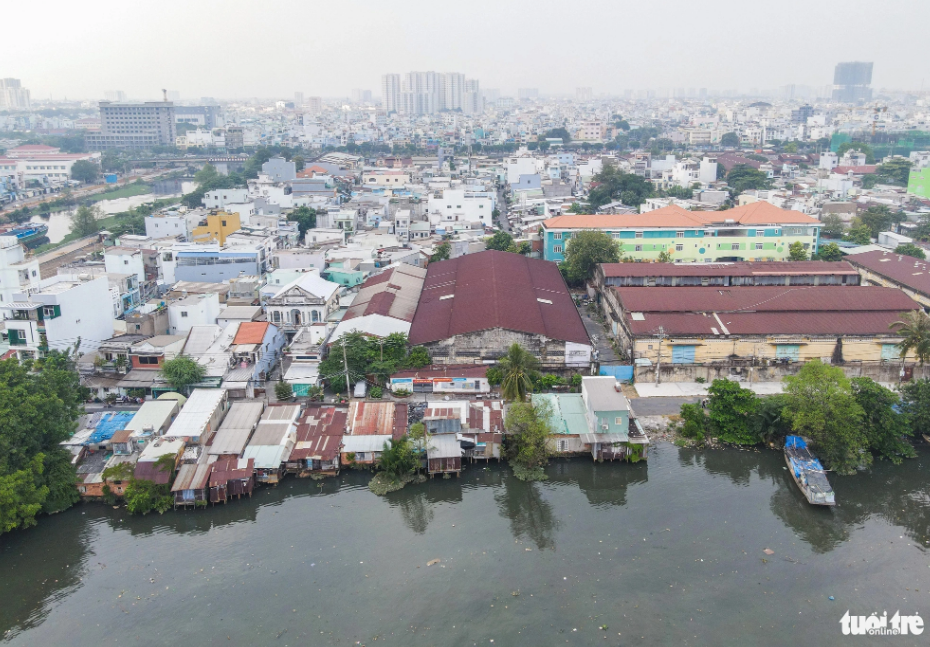 Over 1,570 houses along the north bank of Doi Canal in District 8, Ho Chi Minh City will soon be relocated. Photo: Chau Tuan / Tuoi Tre