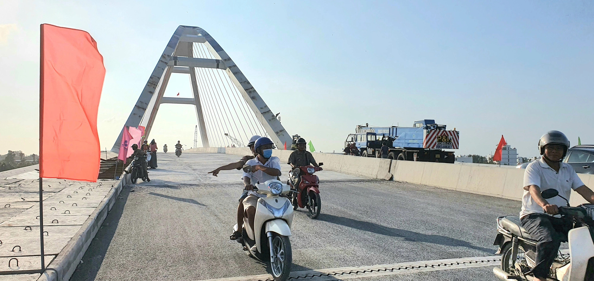 Motorcyclists travel onto the Tran Hoang Na Bridge, which opened to traffic on December 30, 2023. Photo: Le Dan / Tuoi Tre