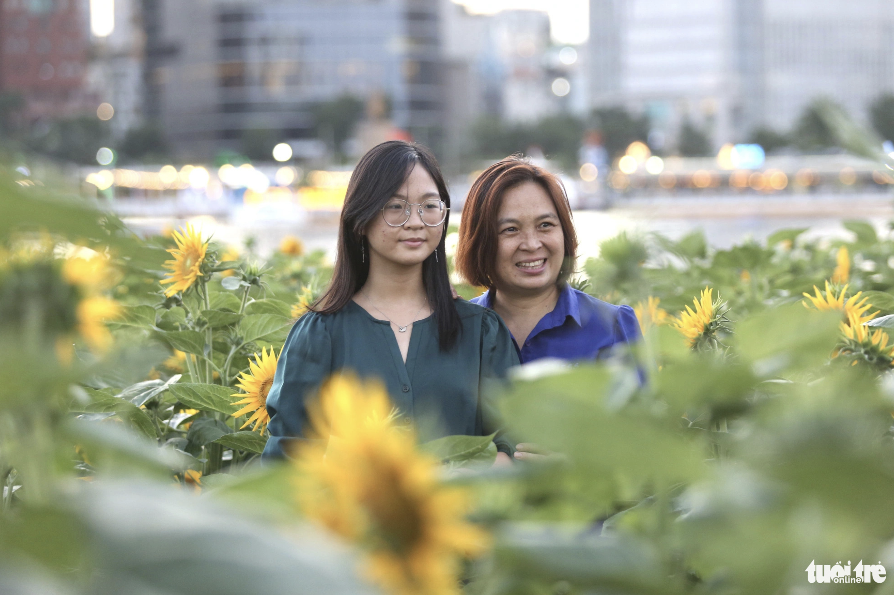 Mai Lan and her daughter take a photo with sunflowers at Saigon Riverbank Park in Thu Duc City, Ho Chi Minh City. Photo: Phuong Quyen / Tuoi Tre