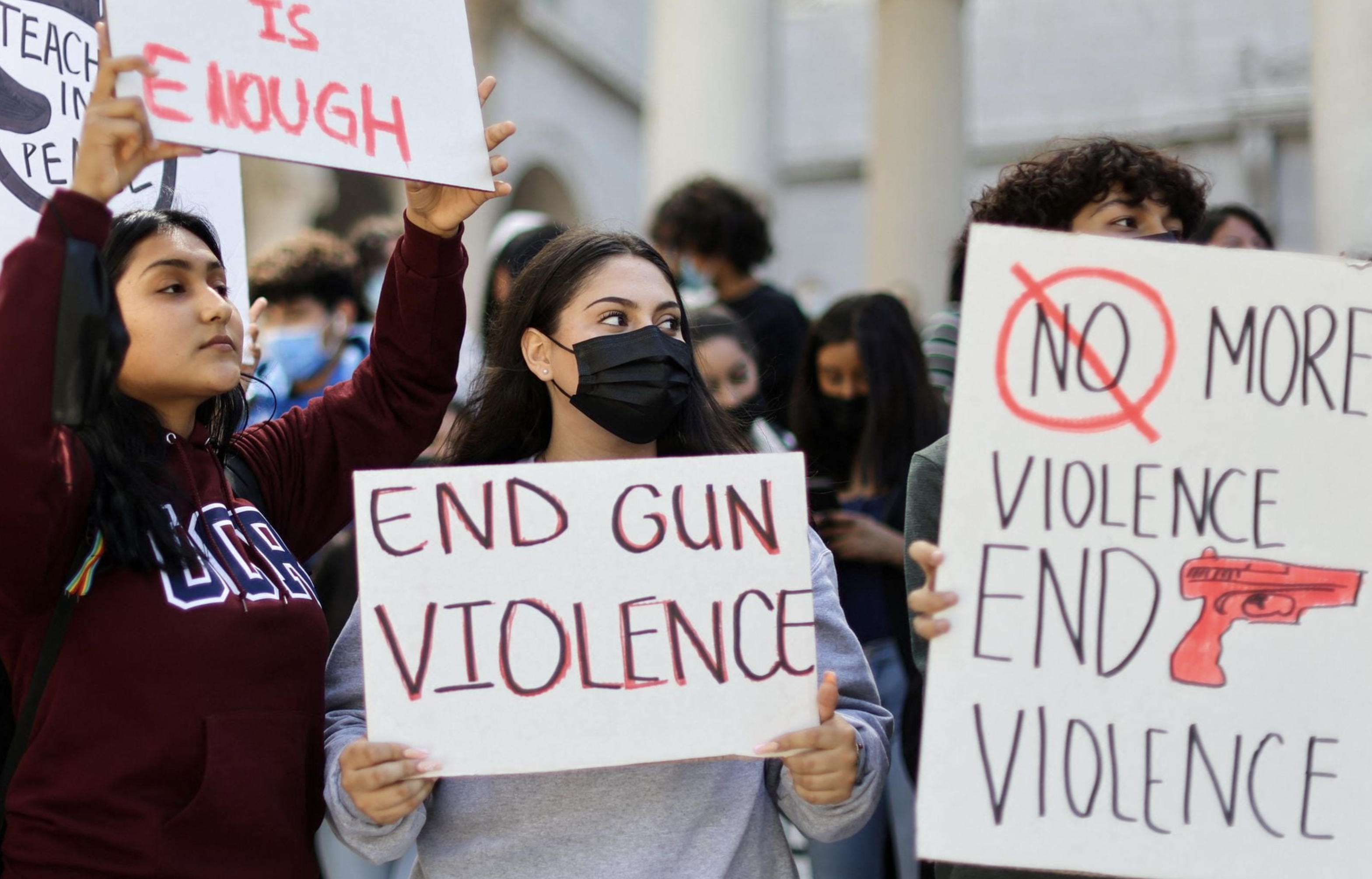 Students from Miguel Contreras Learning Center high school in Los Angeles demonstrate in front of City Hall after walking out of school to protest U.S. gun violence, California, U.S., May 31, 2022. Photo: Reuters