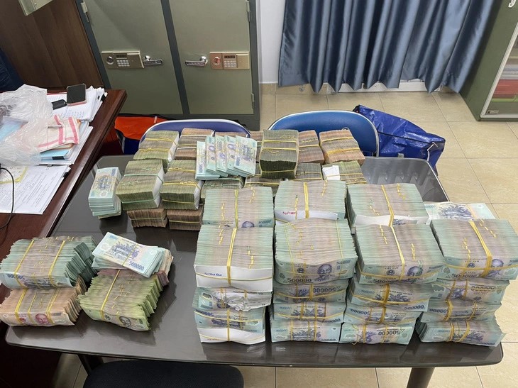 The amount of illegal money seized from Fortune Restaurant in District 5, Ho Chi Minh City, December 17, 2023.  Photo: Ho Chi Minh City Police