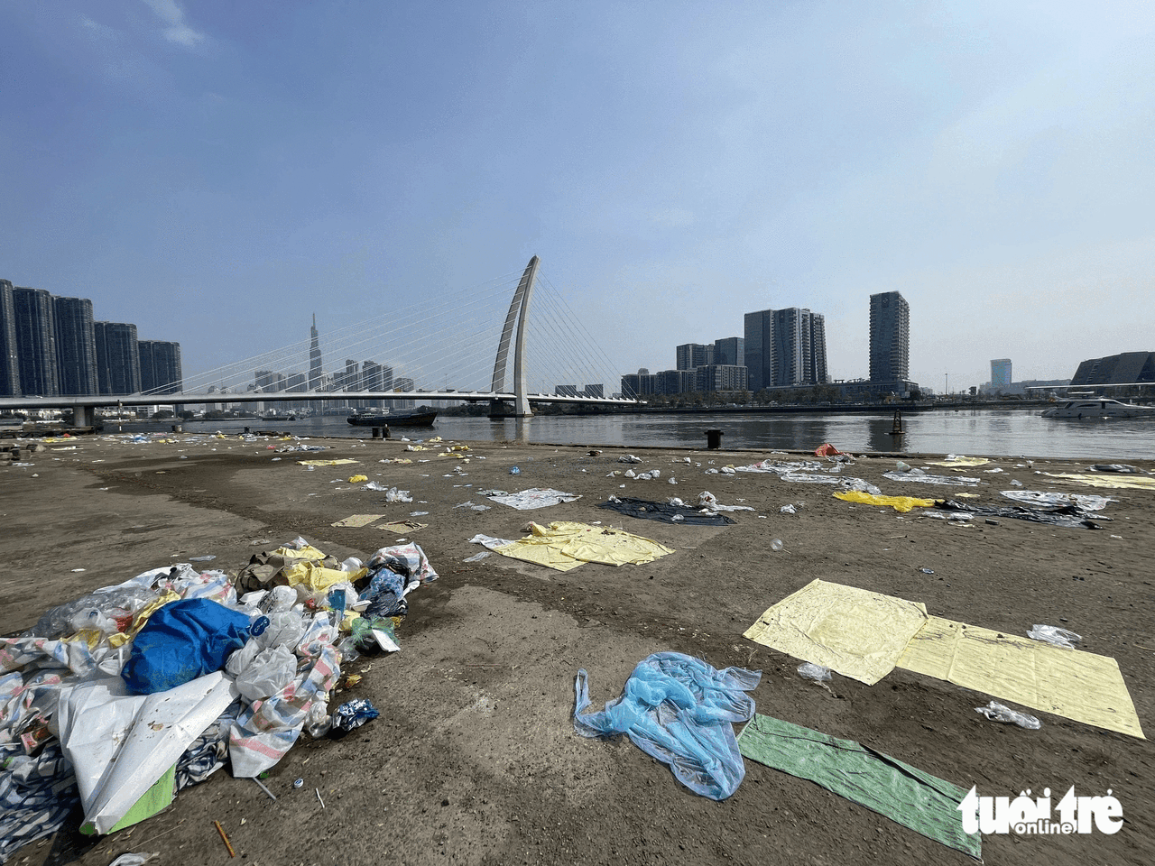 New Year revelers leave behind huge amount of trash in Ho Chi Minh City