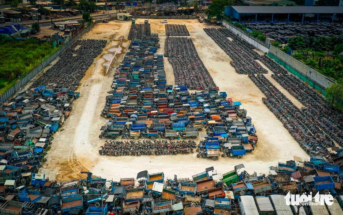 Thousands of vehicles seized from violators of traffic regulations are kept at the vehicle detention warehouse of Binh Tan District Police in Tan Tao Ward, Binh Tan District, Ho Chi Minh City. Photo: Quang Dinh / Tuoi Tre