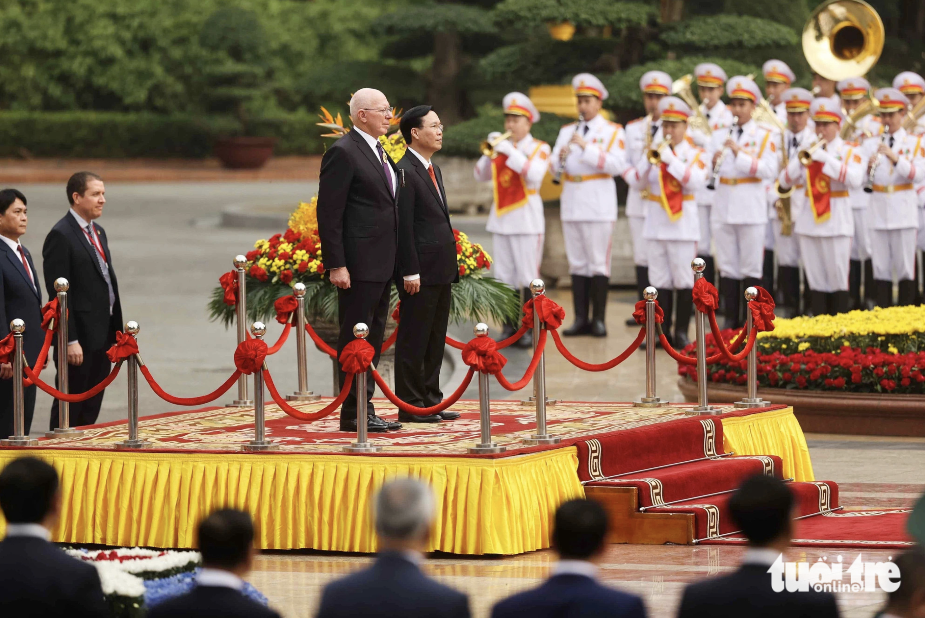 Australian Governor-General David Hurley (L) and Vietnamese State President Vo Van Thuong attend a welcome ceremony in Vietnam. Photo: Nguyen Khanh / Tuoi Tre