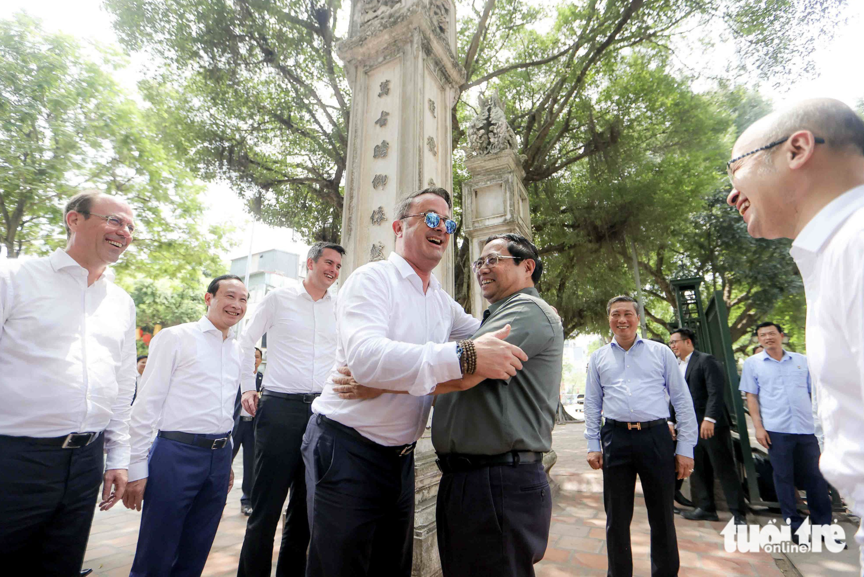 Vietnamese Prime Minister Pham Minh Chinh (R) hugs Prime Minister of Luxembourg Xavier Bettel while they visit Van Mieu - Quoc Tu Giam (Temple of Literature - Imperial Academy) and  the Vietnam National Fine Arts Museum in Hanoi on May 4, 2023. Photo: Nguyen Khanh / Tuoi Tre