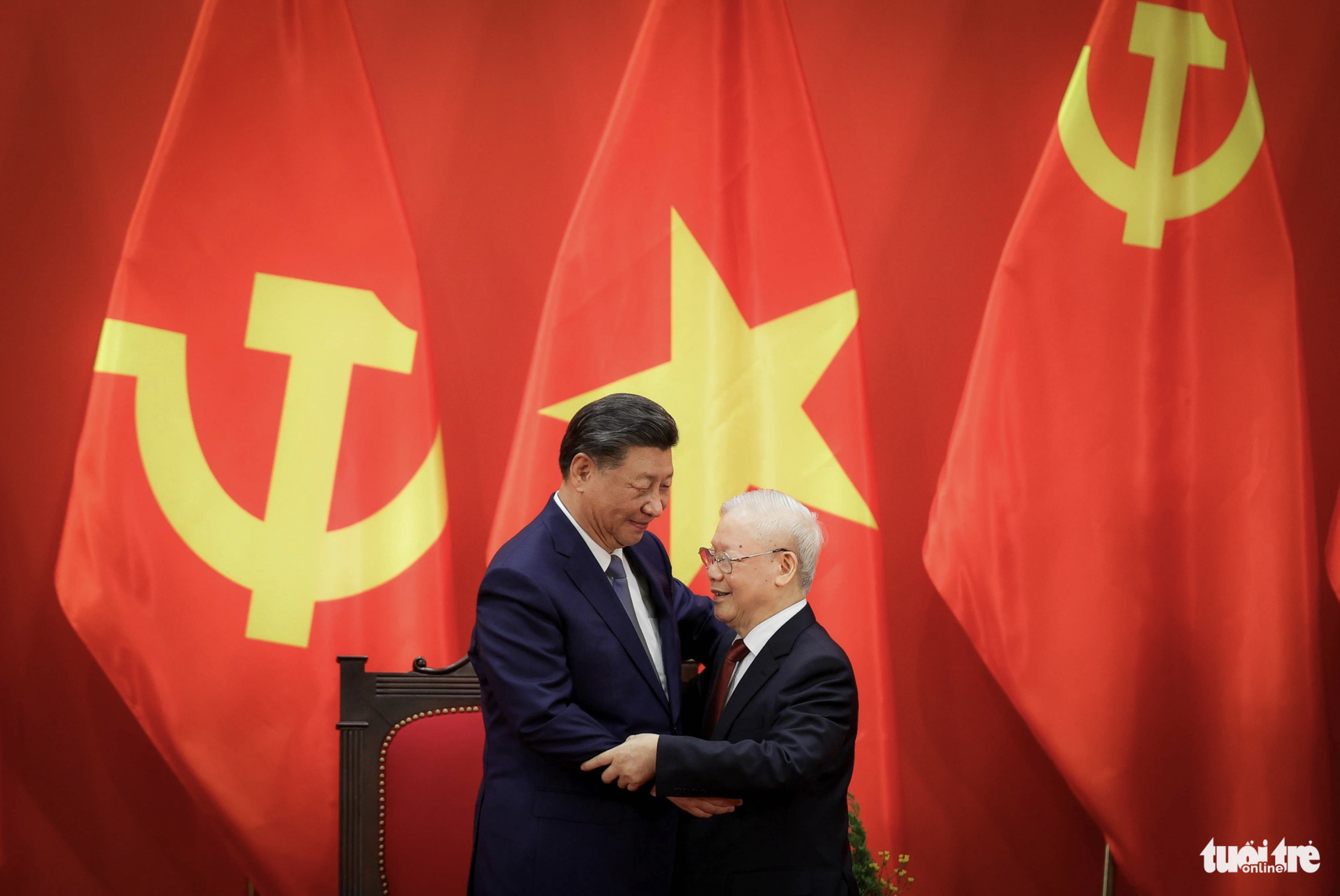Vietnam’s Party chief Nguyen Phu Trong (R) hugs Chinese Party General Secretary and President Xi Jinping. Photo: Nguyen Khanh / Tuoi Tre