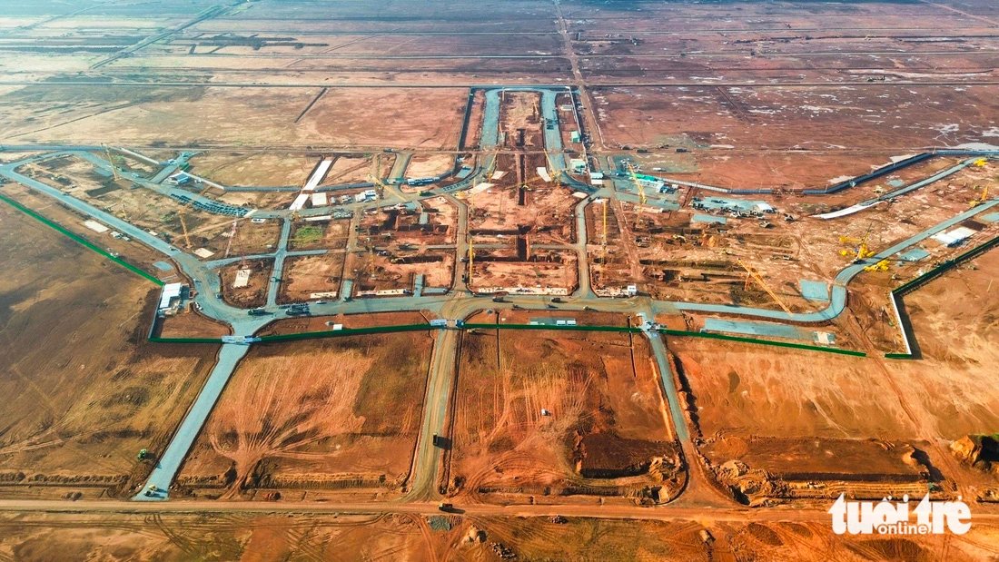 The Long Thanh International Airport construction site in the southern province of Dong Nai is seen from above. When phase 1 is completed, the airport is capable of serving 25 million passengers a year and 1.2 million tons of cargo a year. It is expected to be put into operation in 2026. In phase 2, the airport will reach a capacity of serving 50 million passengers a year. In phase 3, the remaining items are expected to be completed and the airport can reach a capacity of serving 100 million passengers a year. Photo: Phan Duong