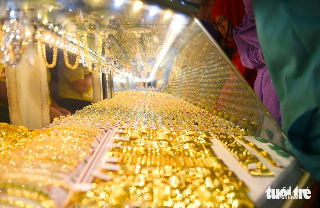 A photo capturing people buying and selling the yellow precious metal at a store at Ba Chieu Market, Binh Thanh District, Ho Chi Minh City on December 29, 2023. On December 26, the Saigon Jewelry Company (SJC) quoted gold prices at a record high of over VND80 million (US$3,296) per tael. Photo: Tu Trung / Tuoi Tre