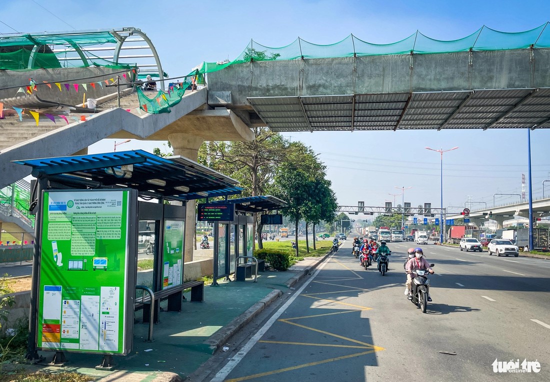 Two bus stops below a pedestrian bridge. Photo: Tien Quoc / Tuoi Tre