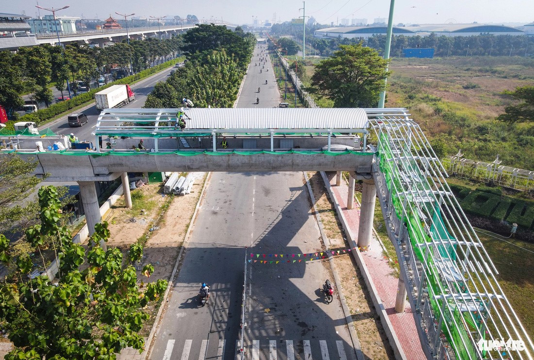 The pedestrian bridges connected to elevated stations belonging to the first metro line in Ho Chi Minh City are built in harmony with the stations and surrounding landscapes. Photo: Chau Tuan / Tuoi Tre