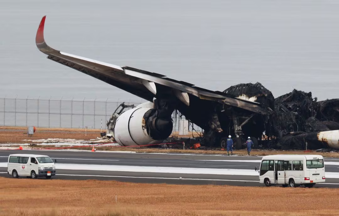 Officials investigate a burnt Japan Airlines (JAL) Airbus A350 plane after a collision with a Japan Coast Guard aircraft at Haneda International Airport in Tokyo, Japan January 3, 2024. Photo: Reuters