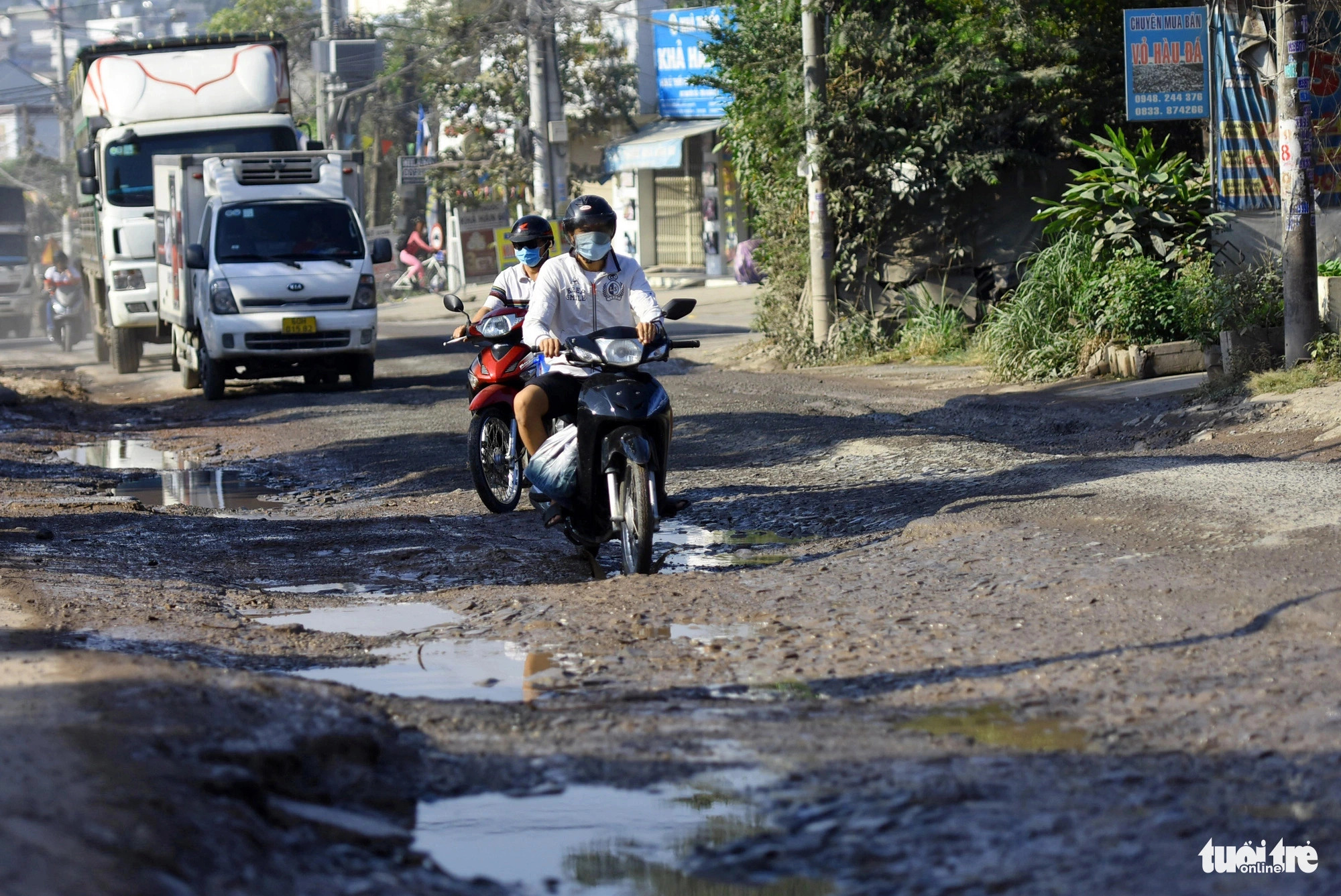 The pothole-ridden road section poses a high risk of traffic accidents. Photo: A. Loc / Tuoi Tre