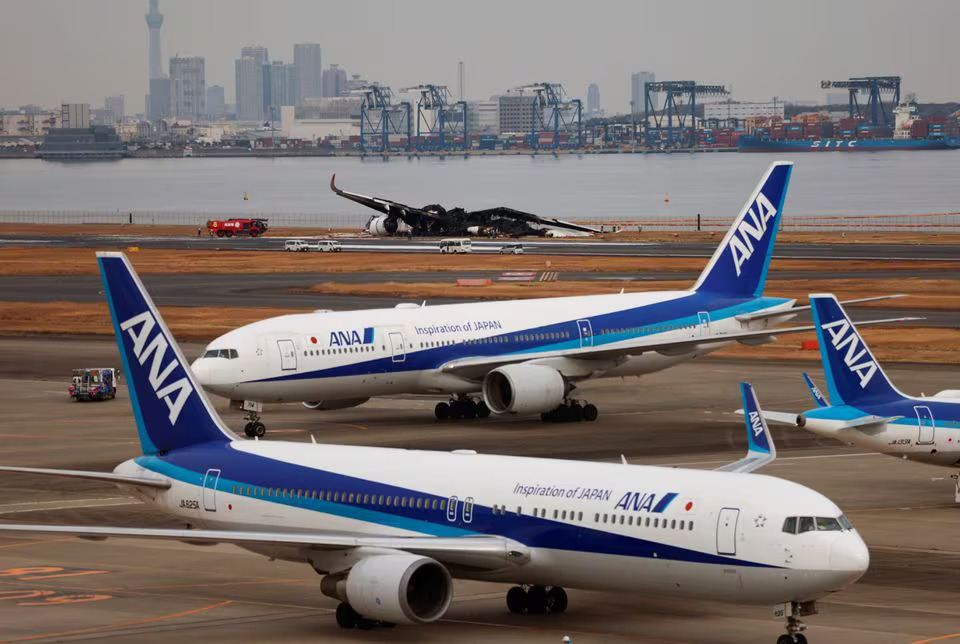 Officials investigate a burnt Japan Airlines' (JAL) Airbus A350 plane after a collision with a Japan Coast Guard aircraft at Haneda International Airport in Tokyo, Japan January 3, 2024. Photo: Reuters