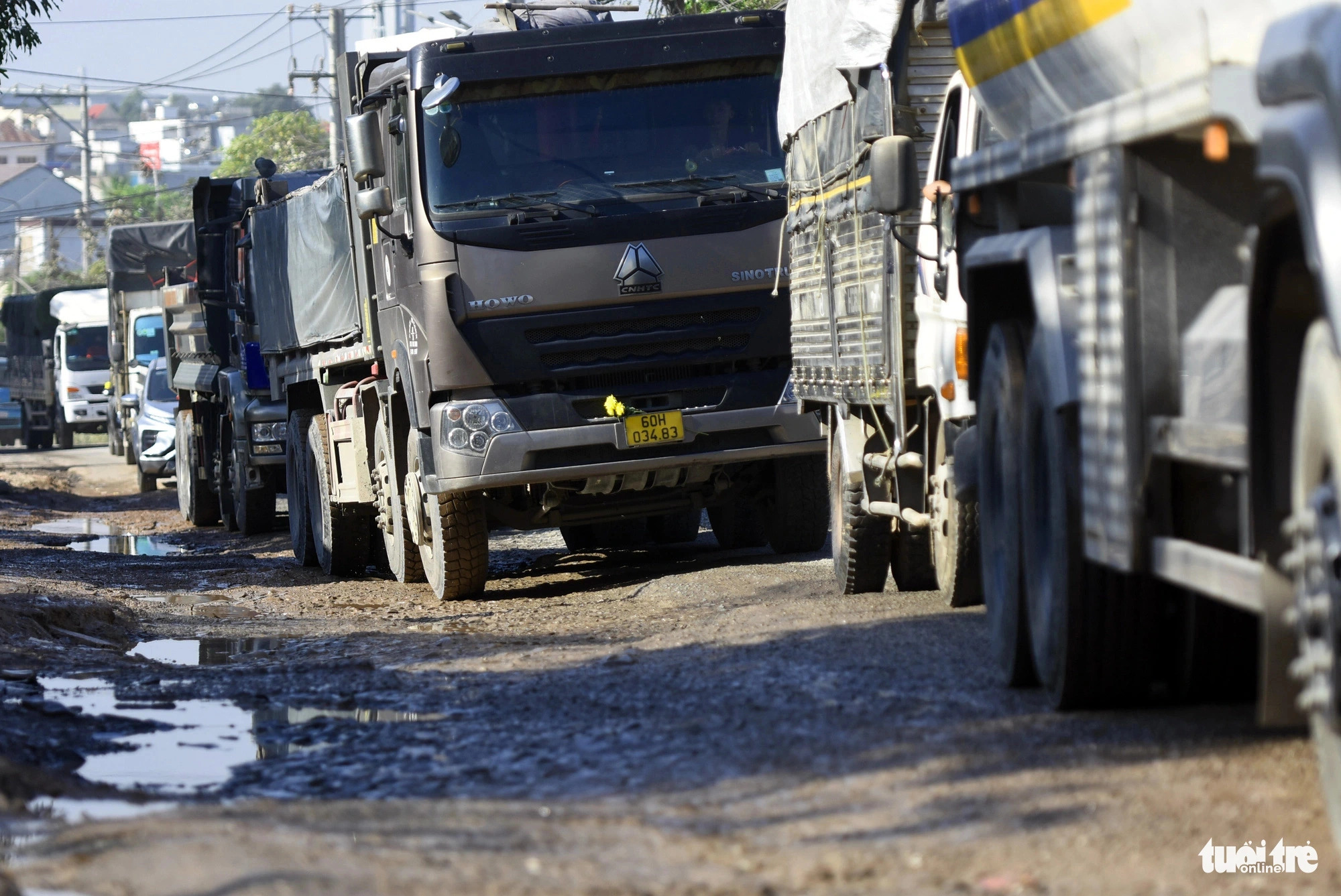 As a main route in the area, the road daily serves thousands of vehicles. Photo: A. Loc / Tuoi Tre