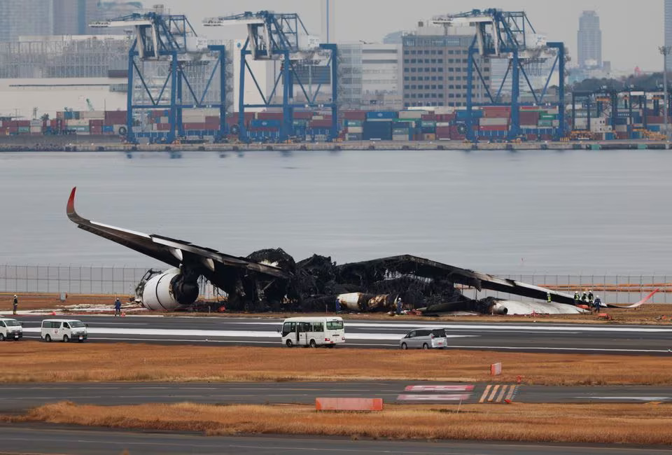 Officials investigate a burnt Japan Airlines (JAL) Airbus A350 plane after a collision with a Japan Coast Guard aircraft at Haneda International Airport in Tokyo, Japan January 3, 2024. Photo: Reuters