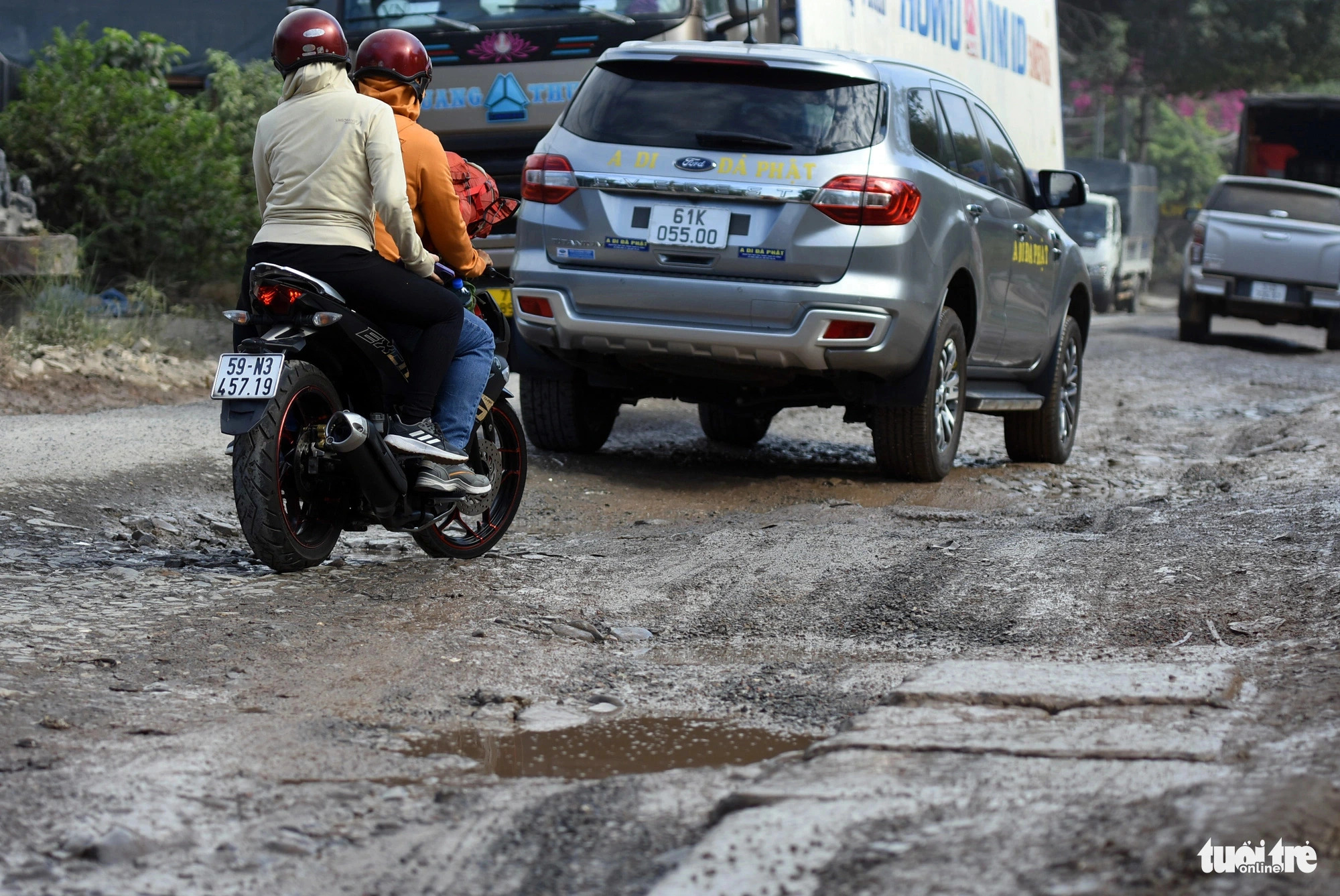 Authorities and local residents have repeatedly asked the project developer to renovate the road, but the developer has not started work on the route. Photo: A. Loc / Tuoi Tre