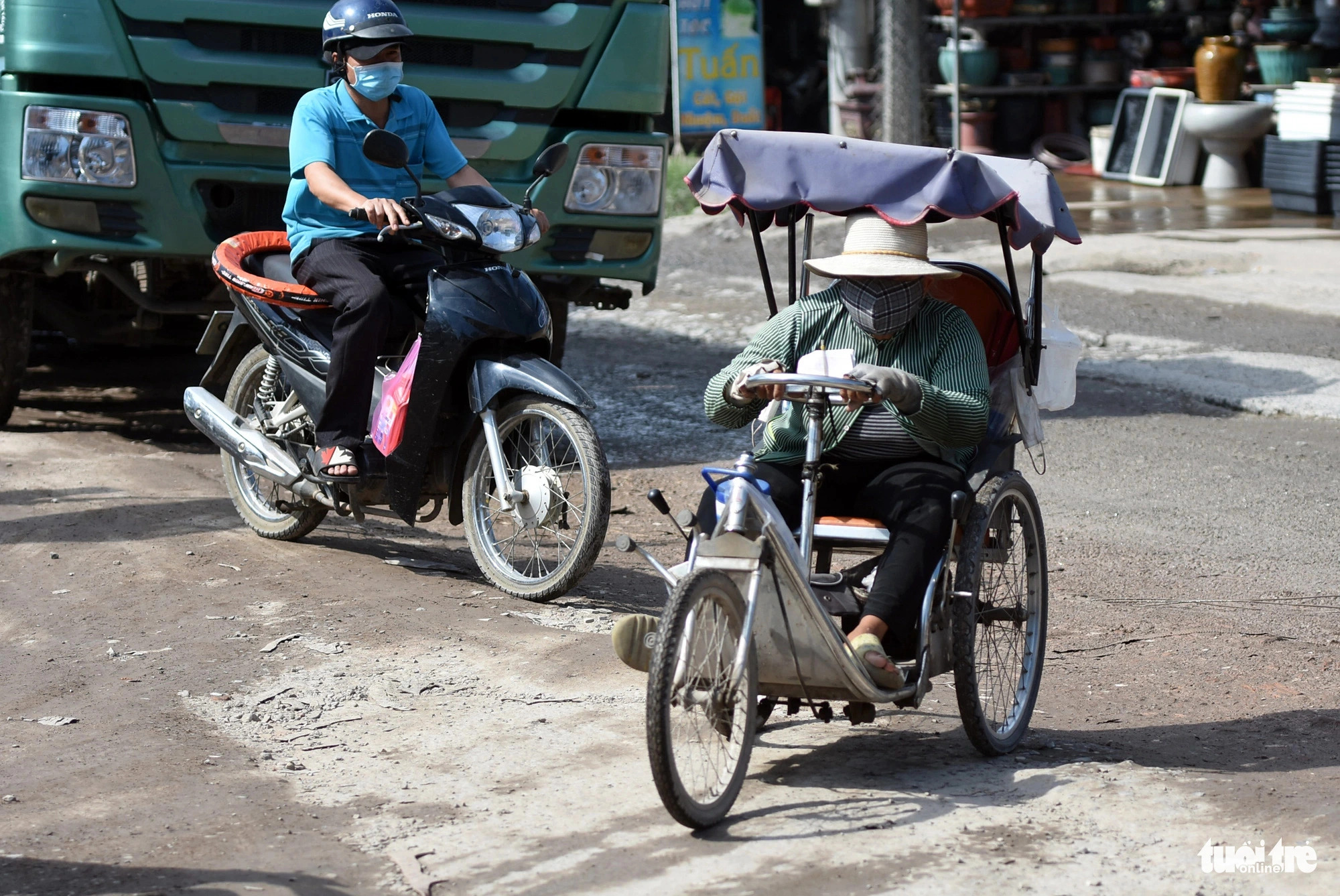 The pothole-ridden road has remained neglected so far. Photo: A. Loc / Tuoi Tre