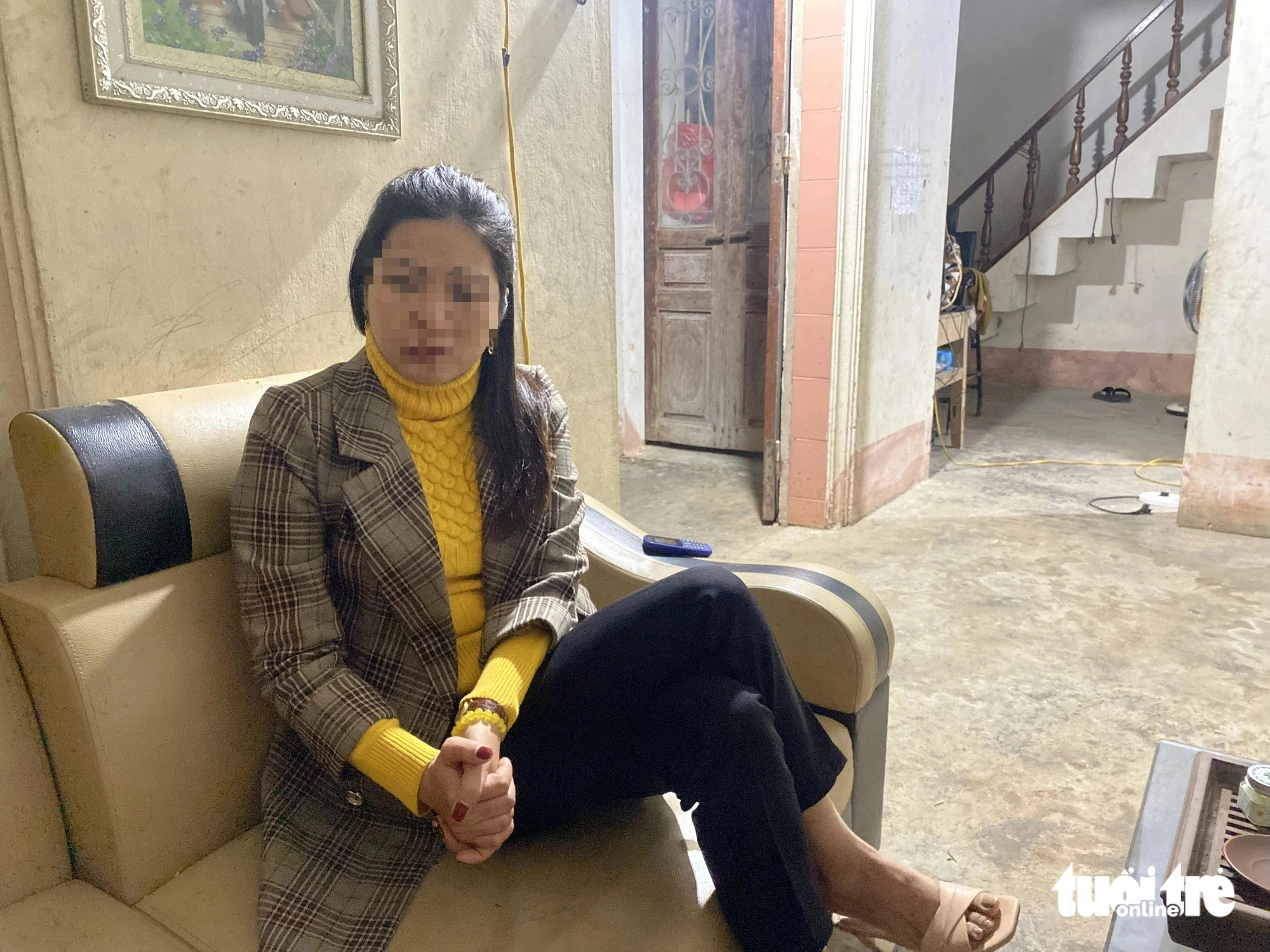 Phan Thi H. recounts being bullied by her students. Photo: Nguyen Bao / Tuoi Tre