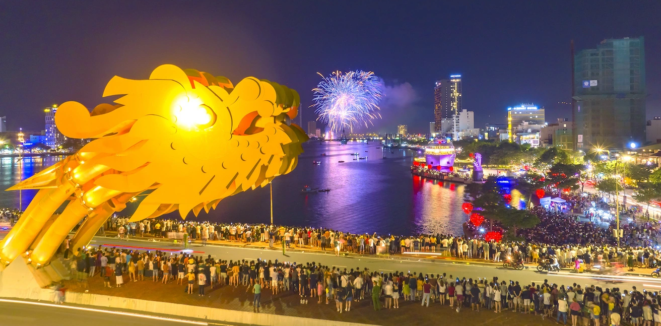 Residents and tourists crowding Dragon Bridge in Da Nang City to enjoy a fireworks performance. Photo: Supplied