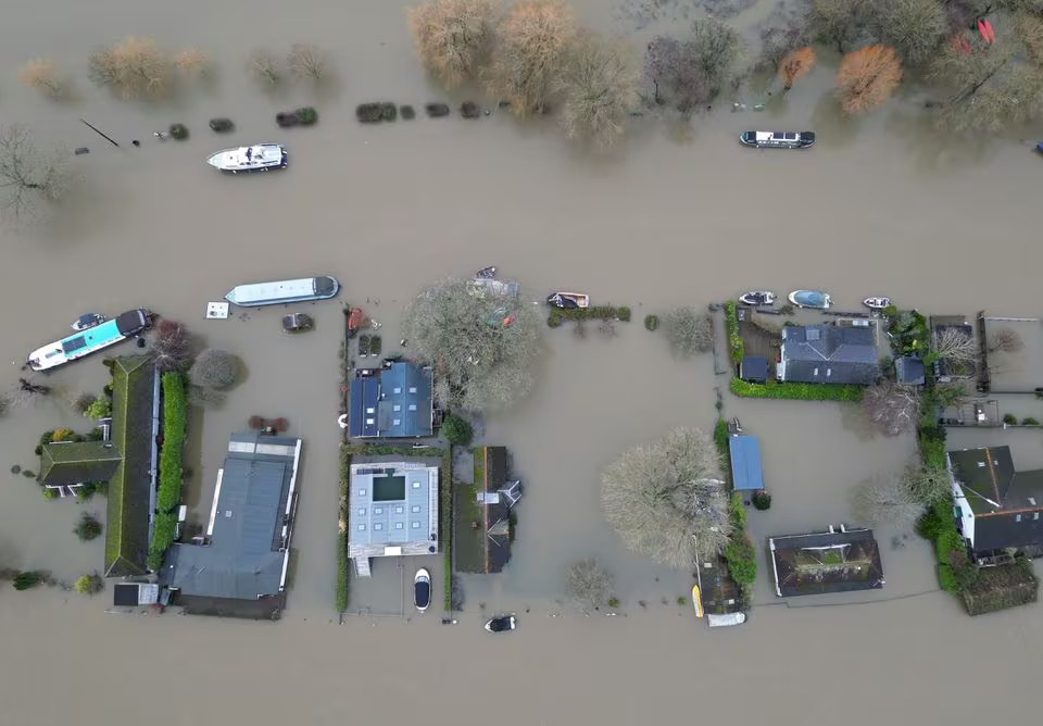 An aerial view shows properties surrounded by floodwater, in the aftermath of Storm Henk, on an island in the River Thames at Henley-on-Thames, Britain, January 5, 2024. Photo: Reuters