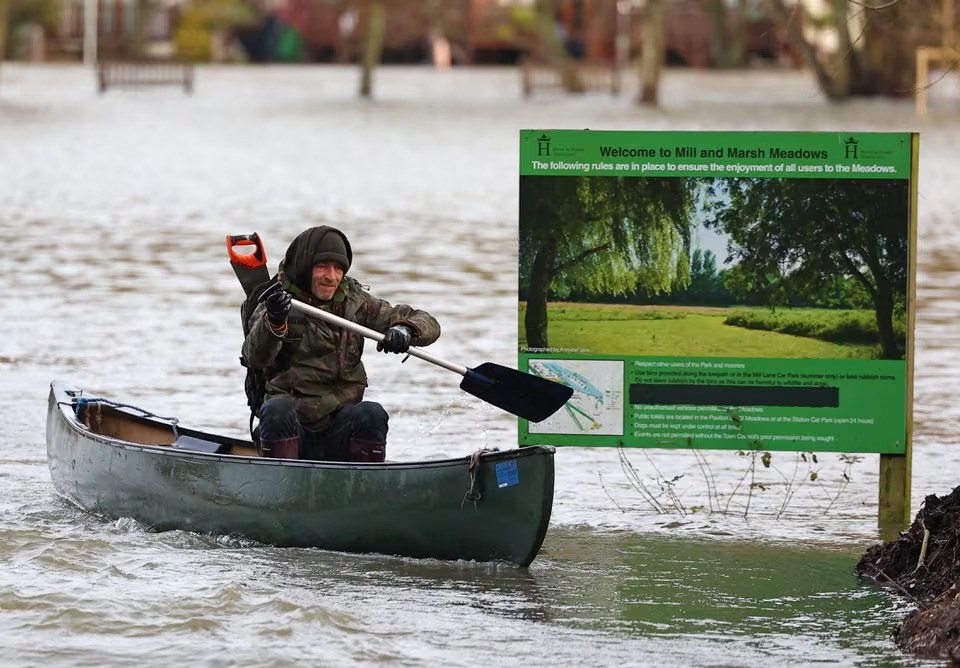 A man uses his kayak to cross flooded meadows in the aftermath of Storm Henk, at Henley-on-Thames, Britain, January 5, 2024. Photo: Reuters