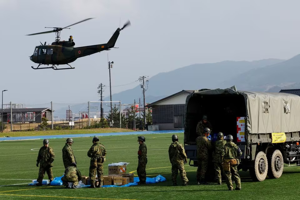 Members of Japan Self-Defense Forces (JSDF) prepare aid supplies to be loaded into a helicopter to take them to isolated villages after the earthquake, in Wajima, Ishikawa Prefecture, Japan, January 6, 2024. Photo: Reuters