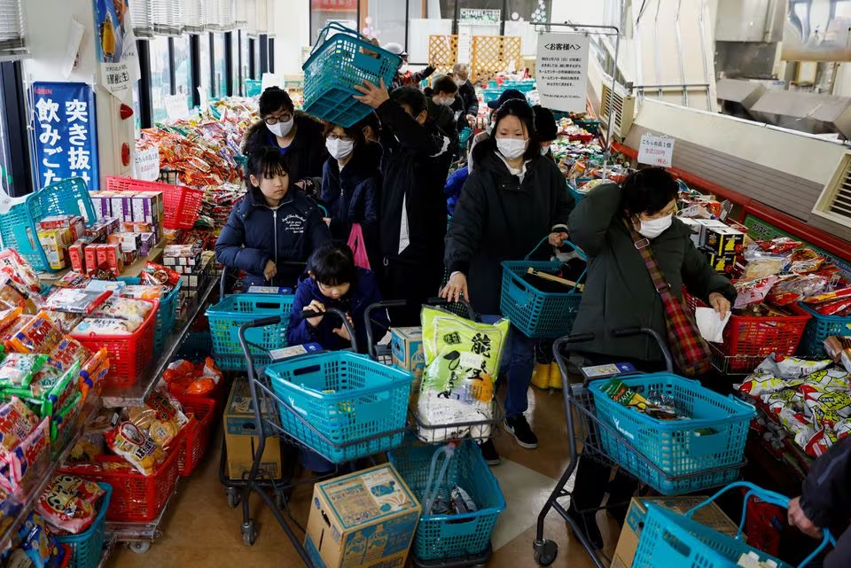 Residents stand in a line to buy goods at a reopened supermarket which was damaged by the earthquake, in Wajima, Ishikawa Prefecture, Japan, January 6, 2024. Photo: Reuters