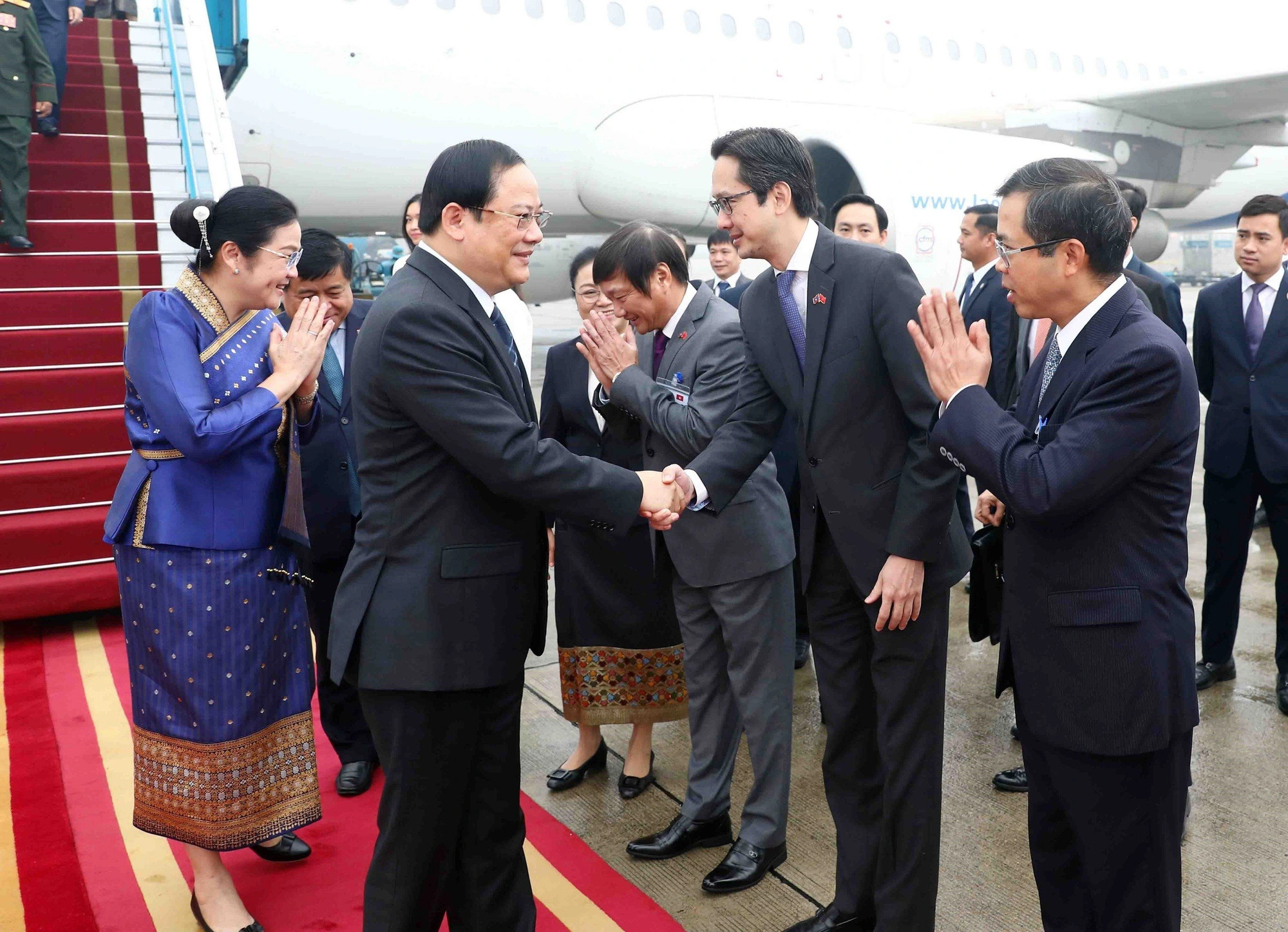 Vietnamese Deputy Minister of Foreign Affairs Do Hung Viet (R, 2nd) shakes hands with Lao Prime Minister Sonexay Siphandone at Noi Bai International Airport in Hanoi, January 6, 2023. Photo: Vietnam News Agency