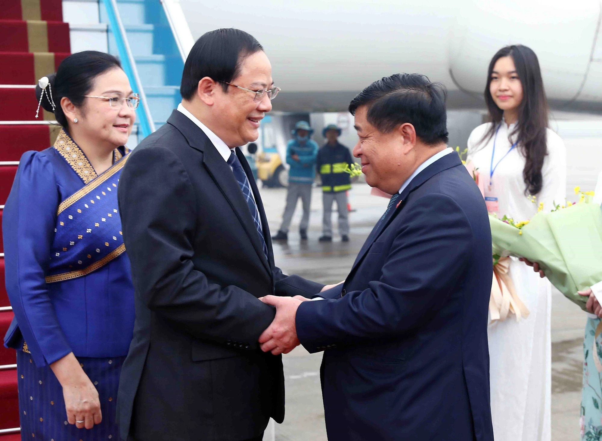 Vietnamese Minister of Planning and Investment Nguyen Chi Dung (R) welcomes Lao Prime Minister Sonexay Siphandone and his spouse at Noi Bai International Airport in Hanoi, January 6, 2023. Photo: Vietnam News Agency
