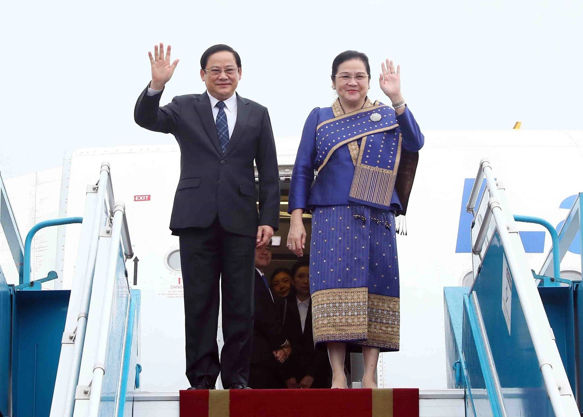 Lao PM starts official visit to Vietnam