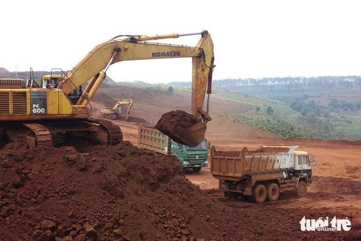 Workers exploit bauxite at the Tan Rai Bauxite Complex in Bao Lam District, Lam Dong Province in Vietnam’s Central Highlands. Photo: M.V. / Tuoi Tre
