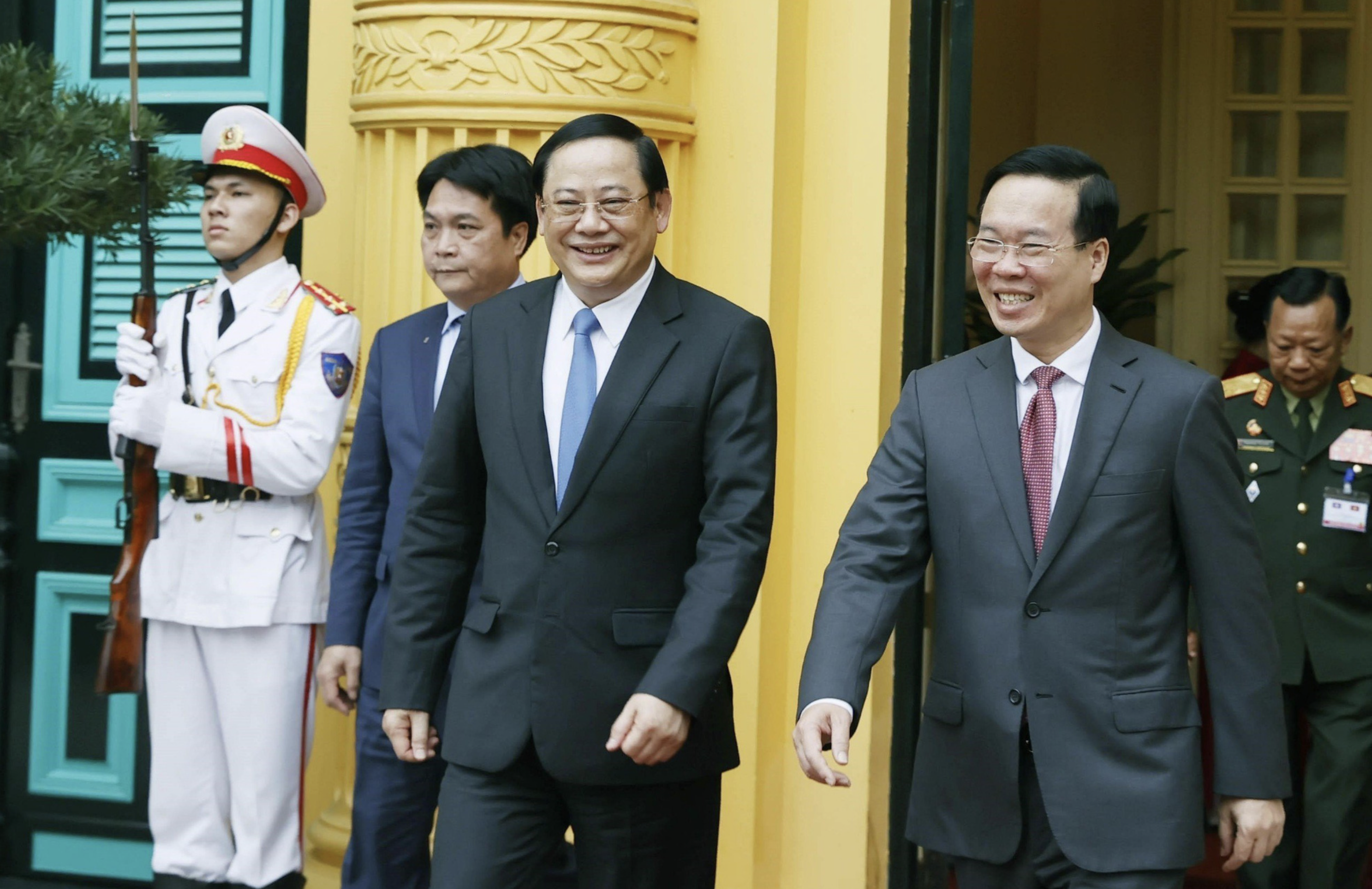 Vietnamese State President Vo Van Thuong (R) talks to Lao Prime Minister Sonexay Siphandone. Photo: Vietnam News Agency