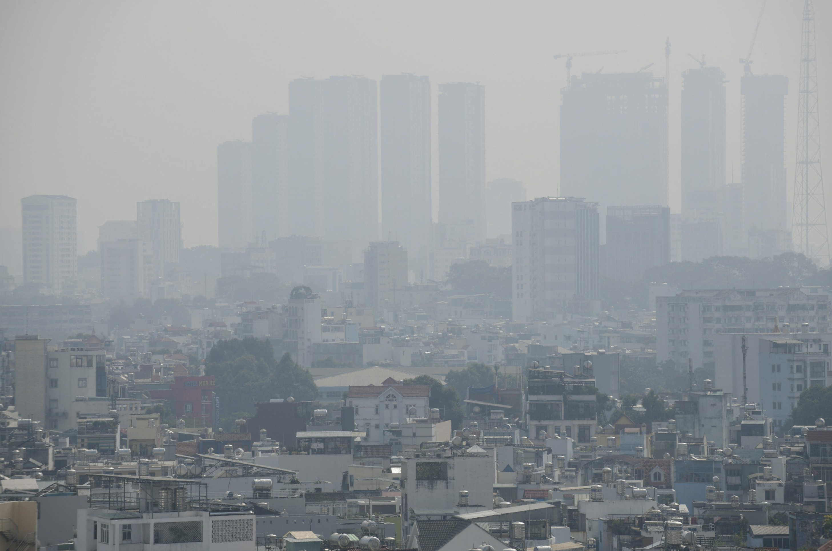 Dwellers in Ho Chi Minh City have been breathing unhealthy air these days. Photo: Quang Dinh / Tuoi Tre