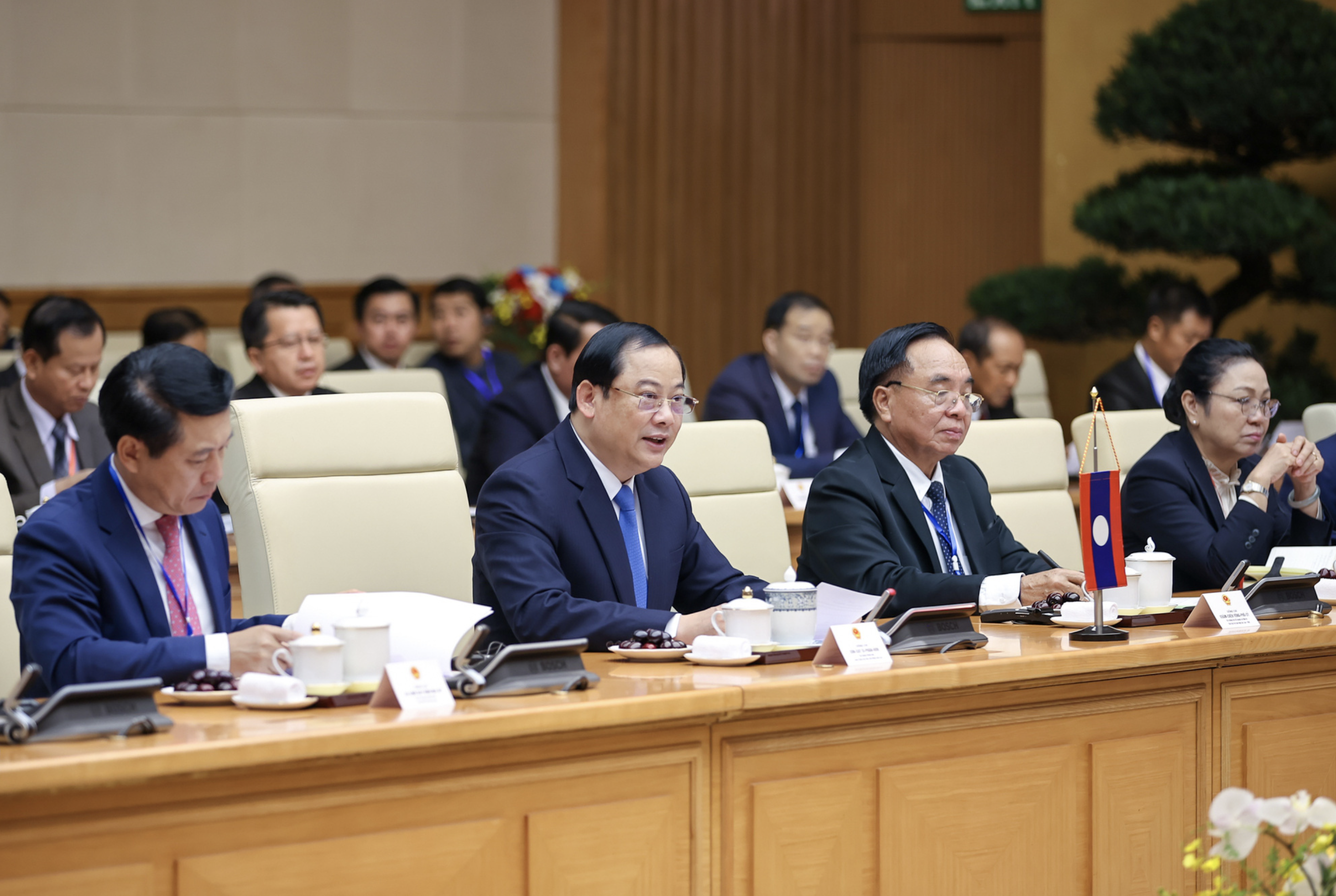 Laotian Prime Minister Sonexay Siphandone (L, 2nd) speaks at the 46th meeting of the two countries’ Inter-Governmental Committee in Hanoi on January 7, 2024 . Photo: AGP