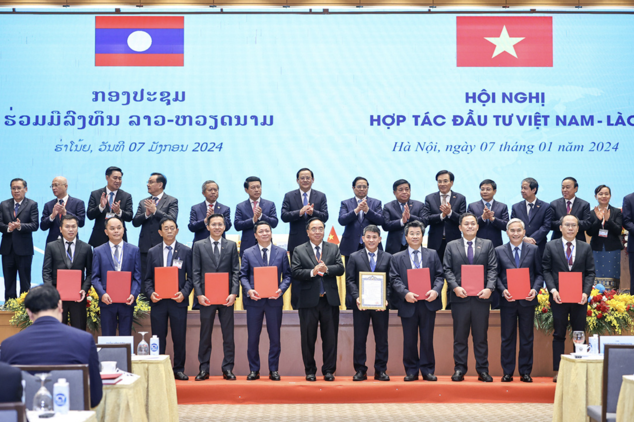 Vietnamese Prime Minister Pham Minh Chinh and his Laotian counterpart Sonexay Siphandone witness the handover of cooperative deals. Photo: AGP