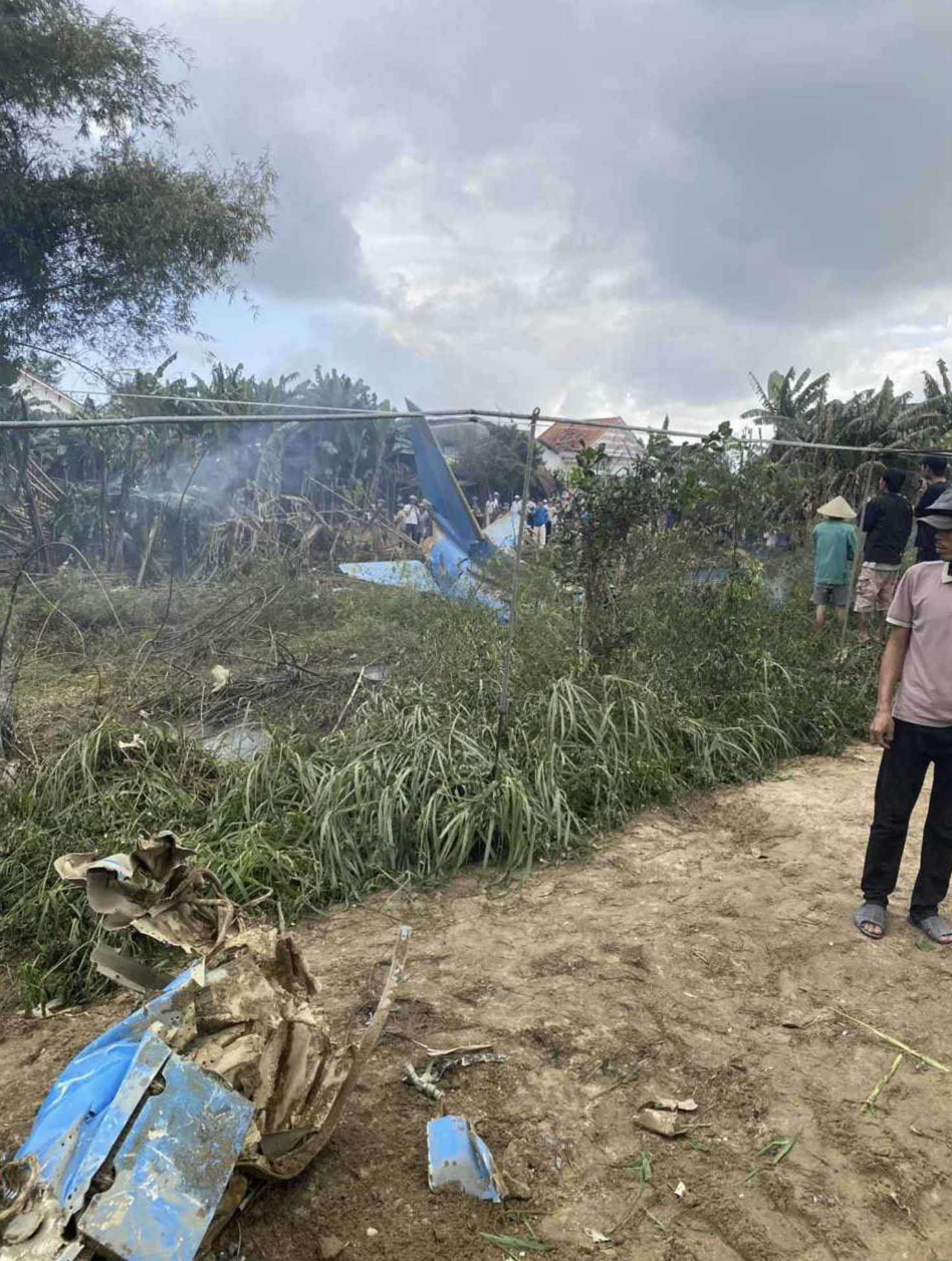 A military aircraft on fire after crashing in Quang Nam Province, central Vietnam. Photo: Cong Tam / Tuoi Tre