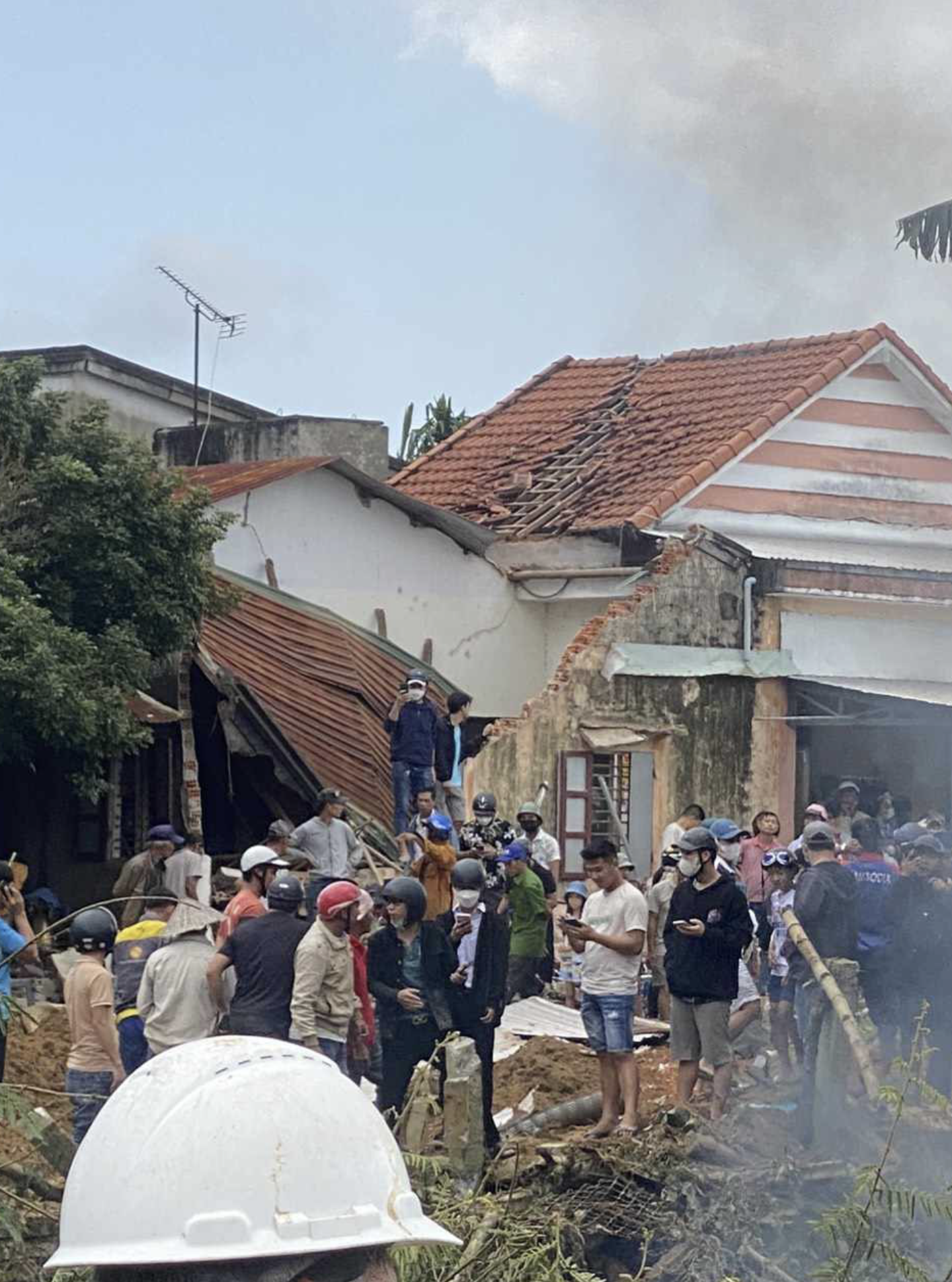 A military plane lands near a local household’s backyard. Photo: Cong Tam / Tuoi Tre