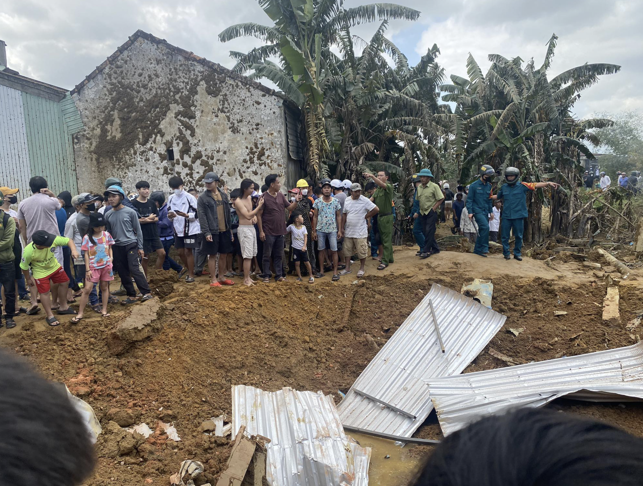 Locals crowd the scene of a plane falling in Quang Nam Province, central Vietnam on January 9, 2024. Photo: Cong Tam / Tuoi Tre