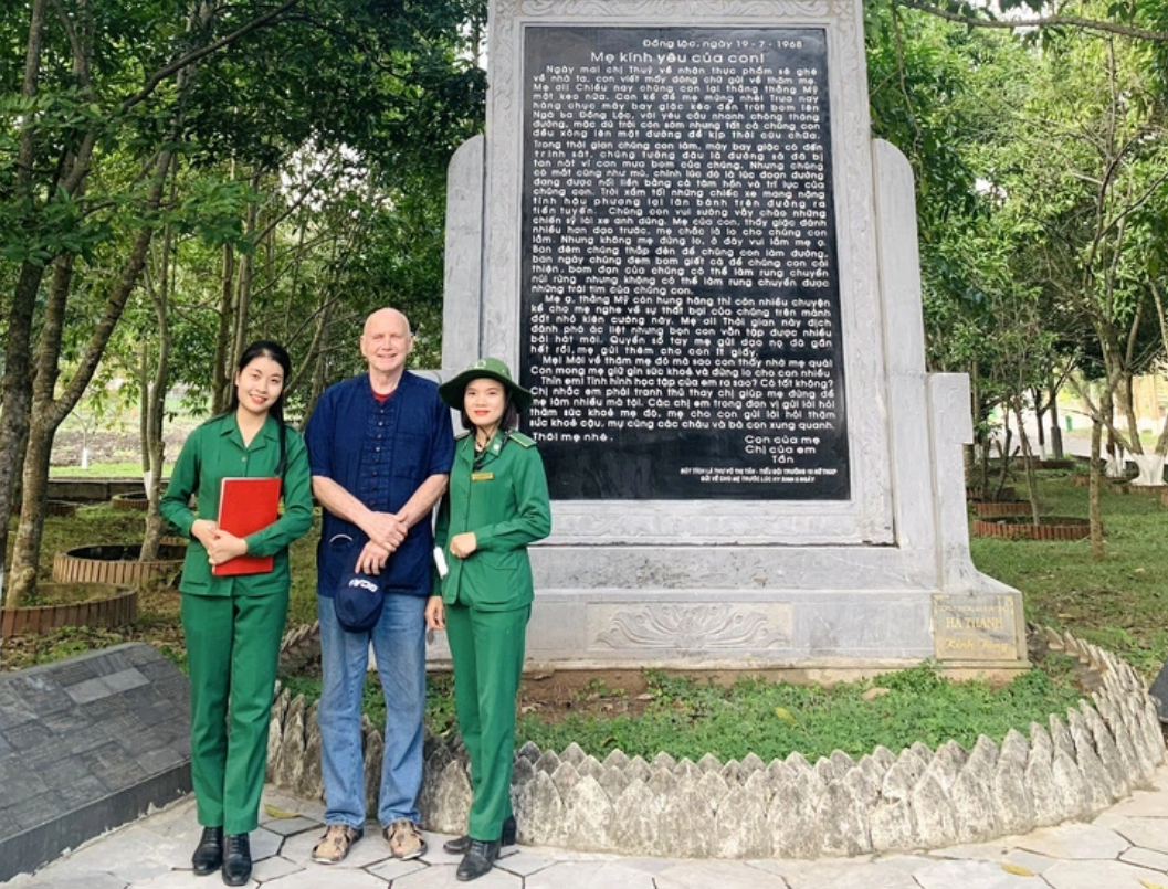 American man shows gratitude to Vietnamese via guestbook at historical site
