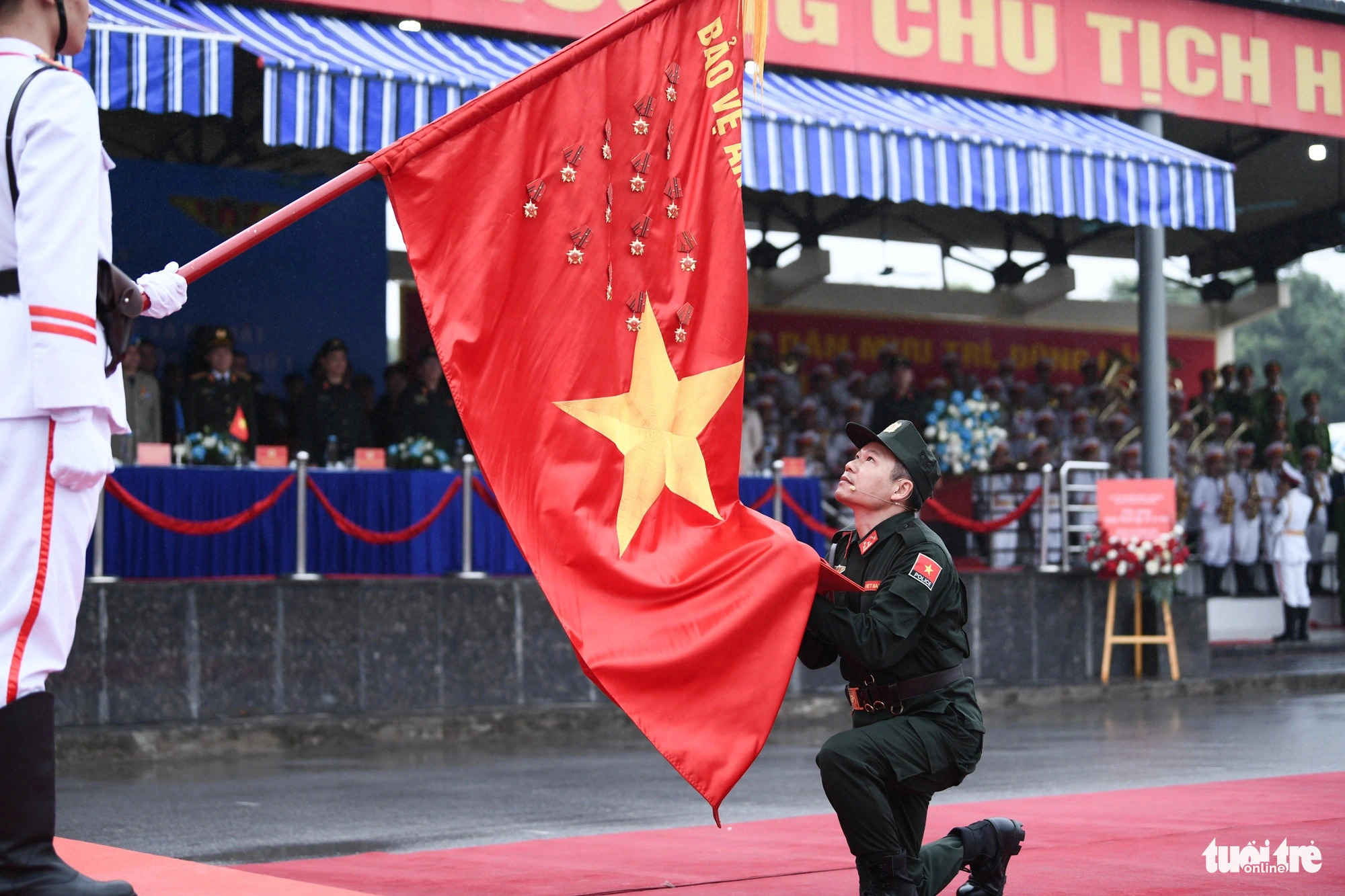 Senior Lieutenant Colonel Nguyen Van Nam, commander of Vietnam Police Peacekeeping Unit No. 1, recites the oath and pledge at its inauguration in Hanoi, January 11, 2024. Photo: Tuoi Tre