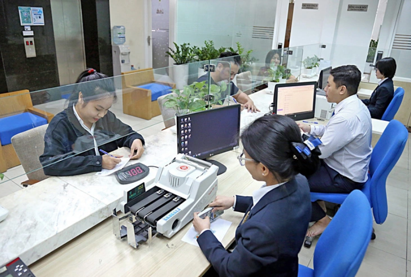 Customers transact remittances at DongA Money Transfer Co. Ltd. in District 3, Ho Chi Minh City on January 8, 2024. Photo: Phuong Quyen / Tuoi Tre