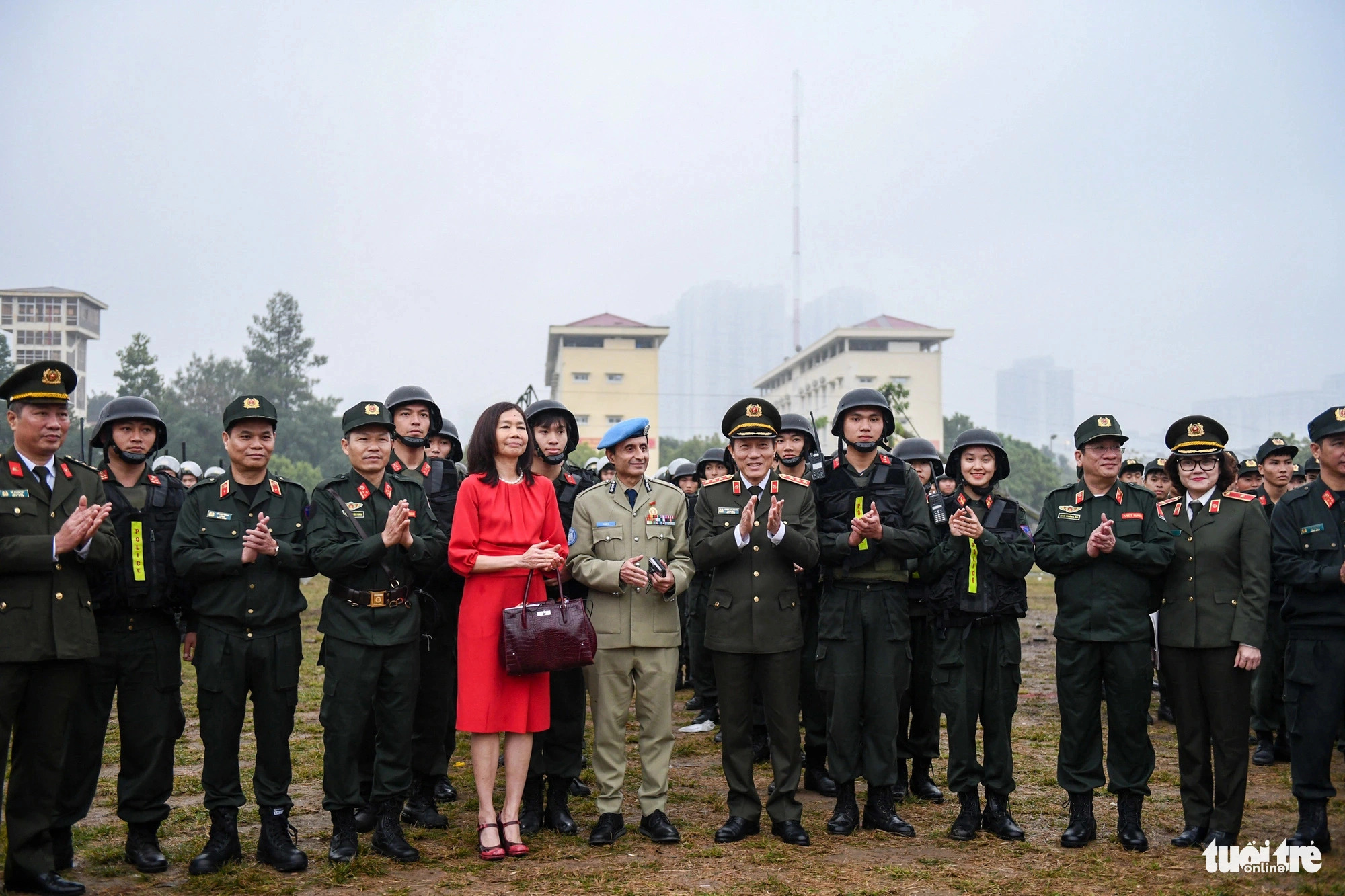 Delegates pose for a group photo at an inauguration ceremony for Vietnam Police Peacekeeping Unit No. 1 in Hanoi, January 11, 2024. Photo: Tuoi Tre