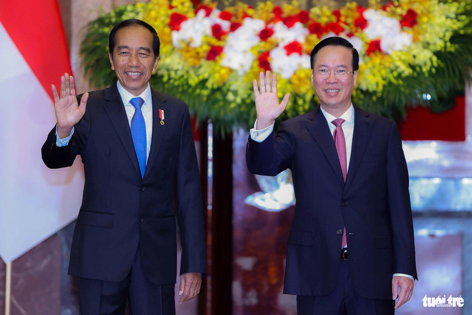 Vietnamese State President Vo Van Thuong (R) and his Indonesian counterpart Joko Widodo wave their hands at the press, Hanoi, January 12, 2024. Photo: Nguyen Khanh / Tuoi Tre