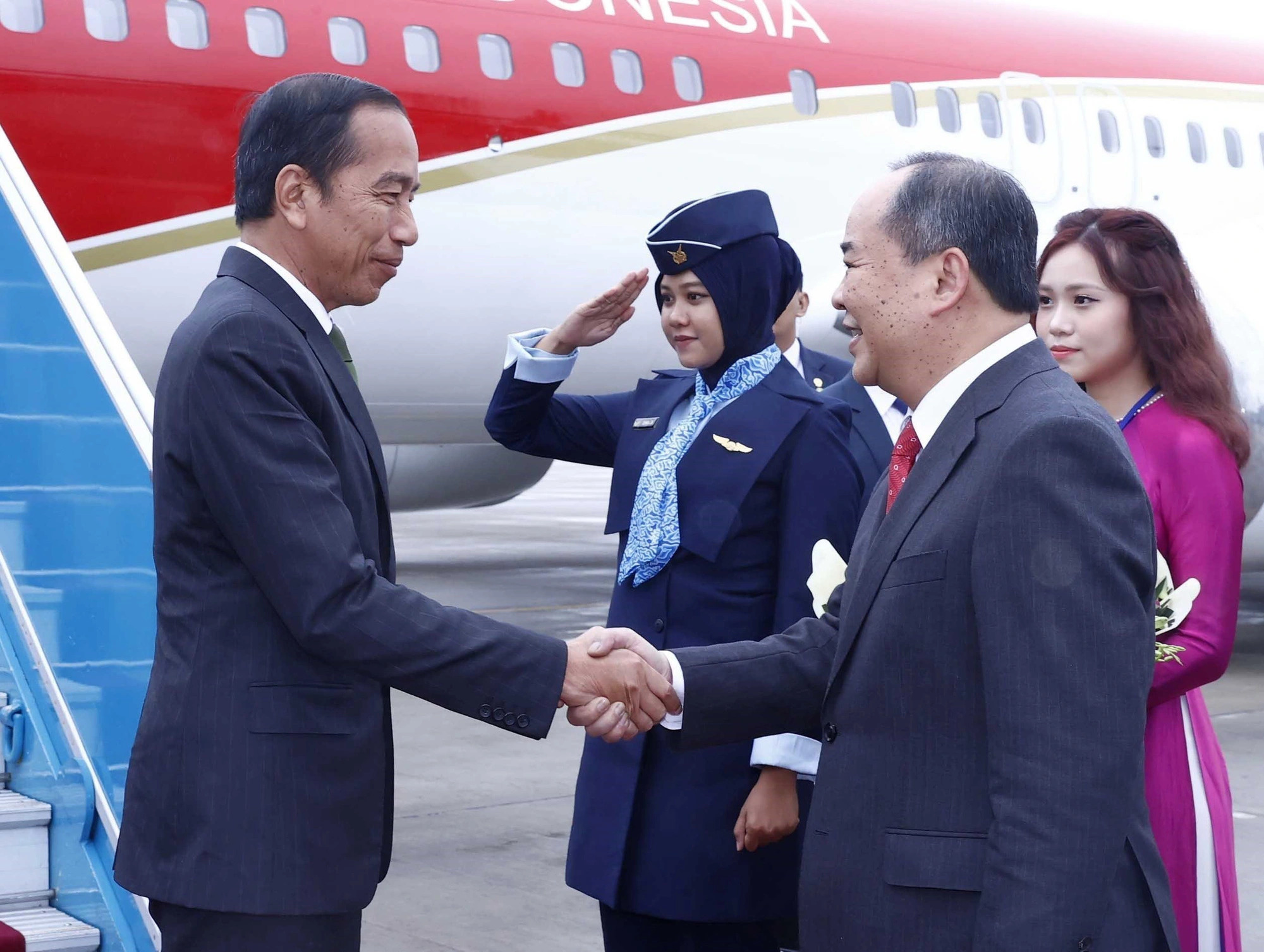 Indonesian President Joko Widodo (L) shakes hands with Chairman of the Presidential Office of Vietnam Le Khanh Hai at Noi bai International Airport, Hanoi, January 12, 2024. Photo: Vietnam News Agency