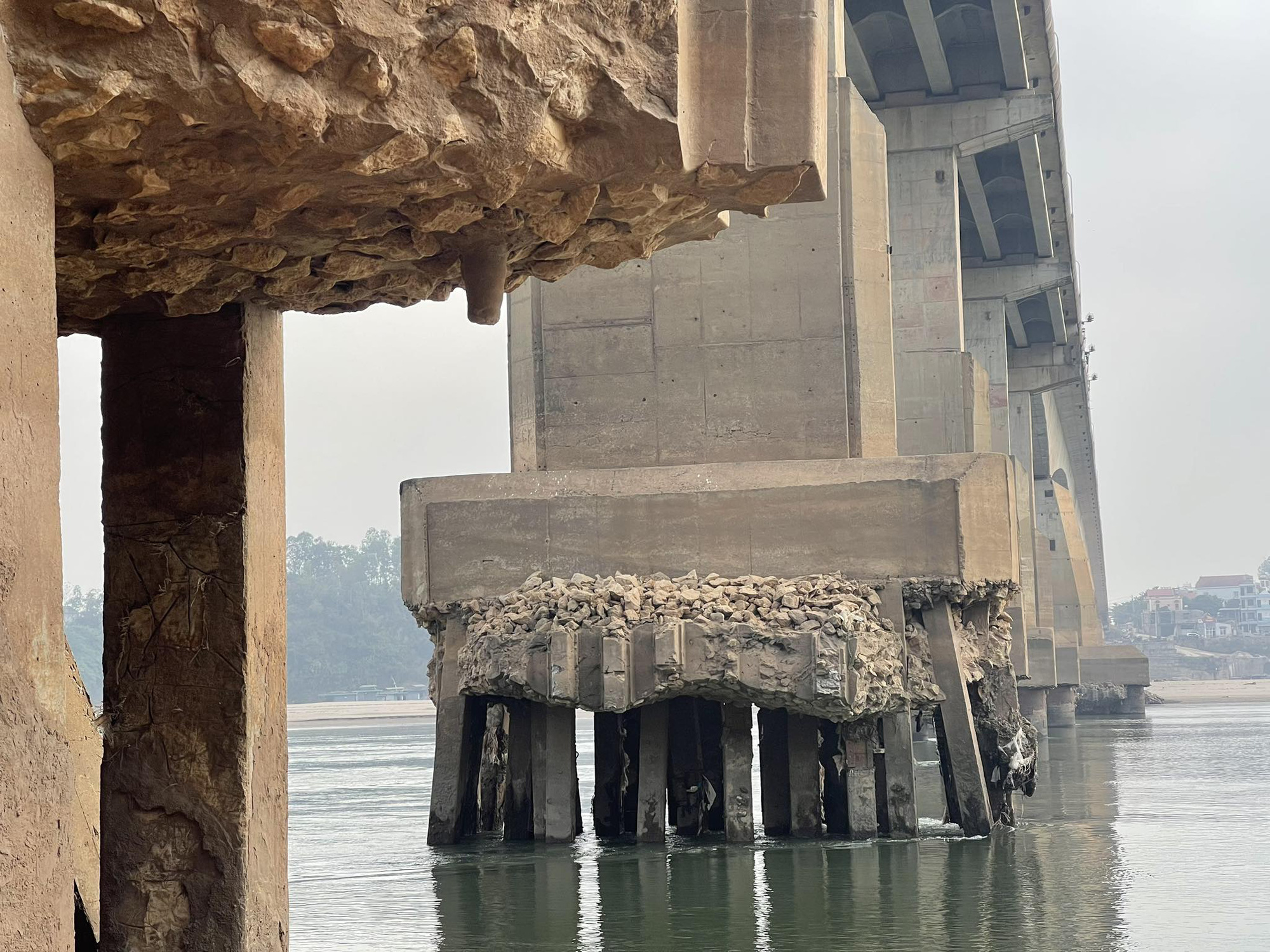 Damaged pillars compromise bearing capacity, posing a potential threat to safety of the Trung Ha Bridge connecting Hanoi and Phu Tho Province in northern Vietnam. Photo: T.Quan / Tuoi Tre