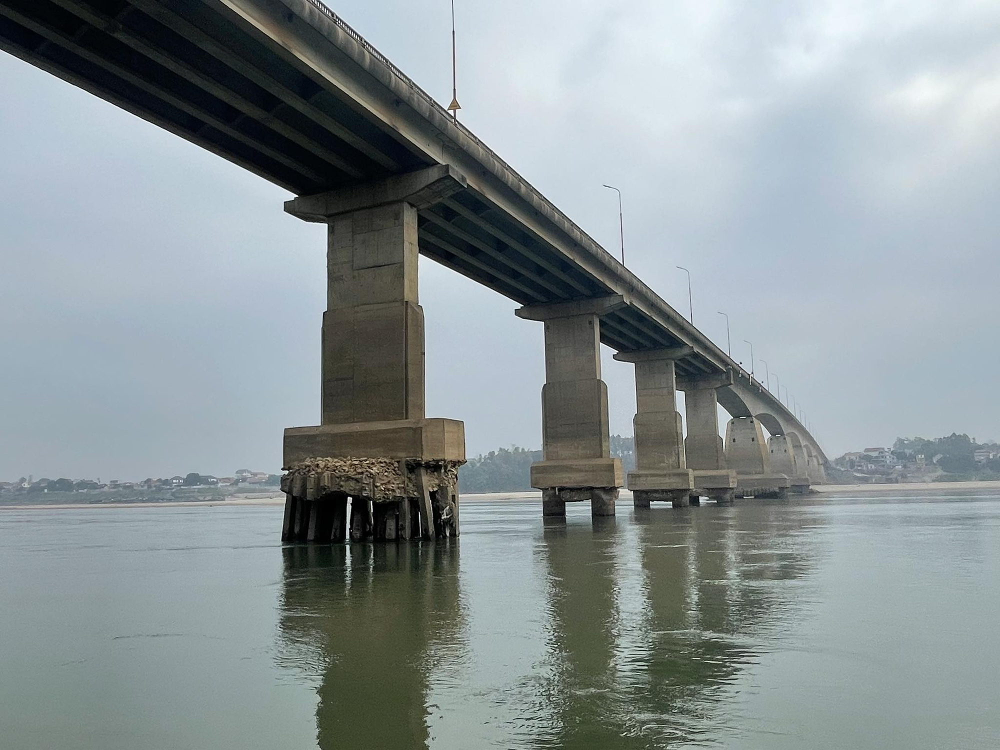 Sand mining sinks vital bridge in northern Vietnam: irrigation department