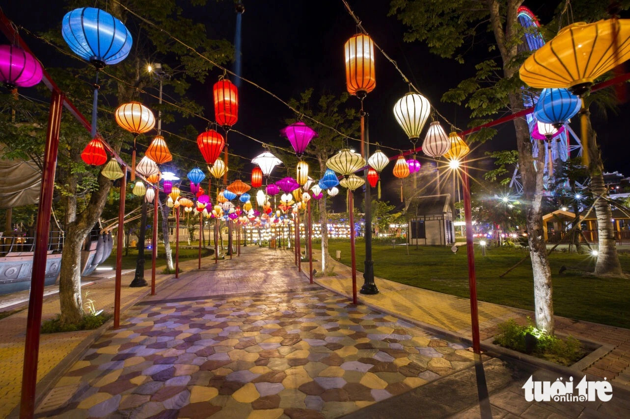 With its pathway decorated with a myriad of dazzling lanterns, the Asia Park is another must-go destination during Tet 2024 in Da Nang City, central Vietnam. Photo: SG / Tuoi Tre