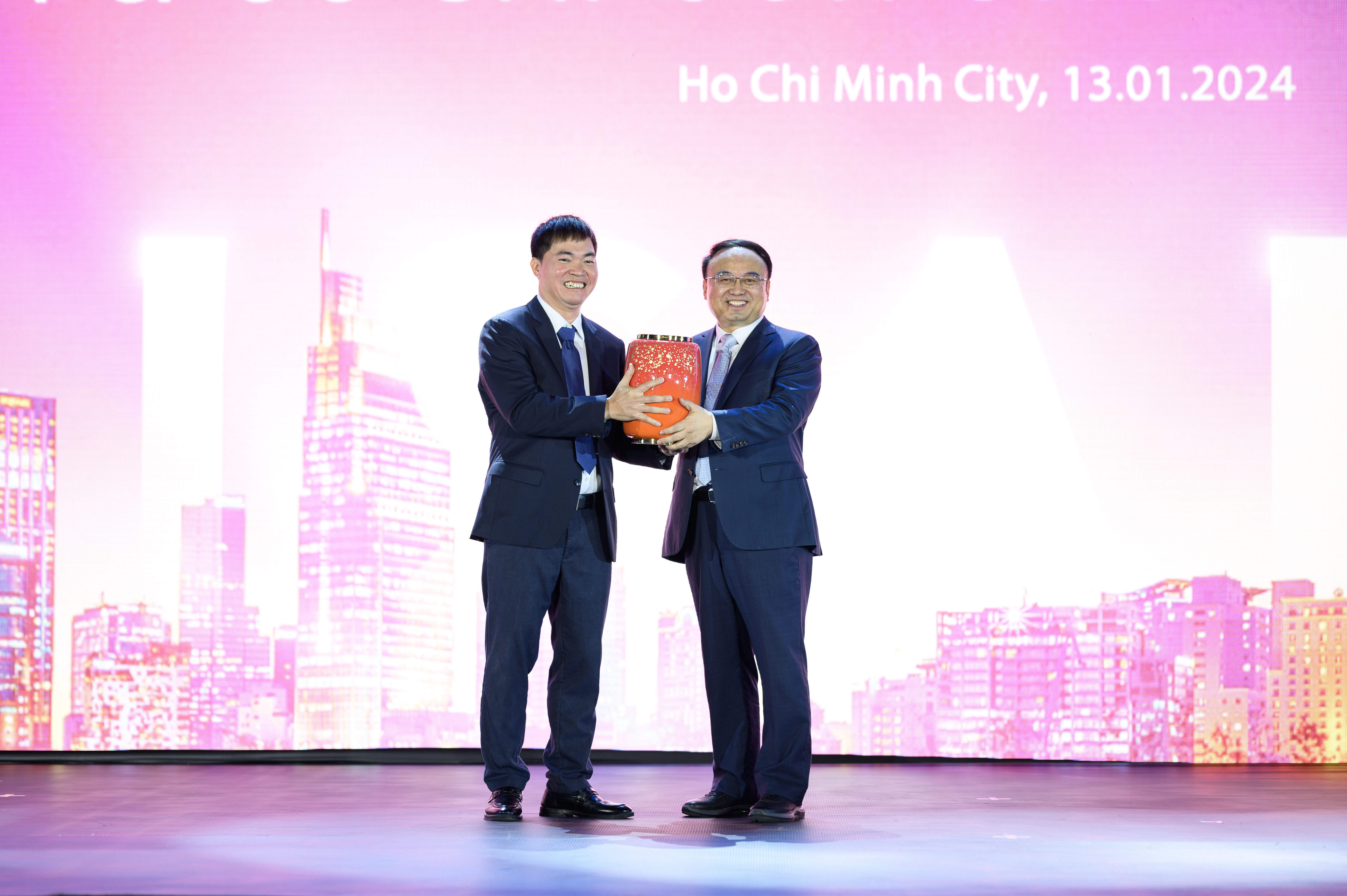 Tasco and Geely executives hold a gift at the launch event in Ho Chi Minh City, January 13, 2024.