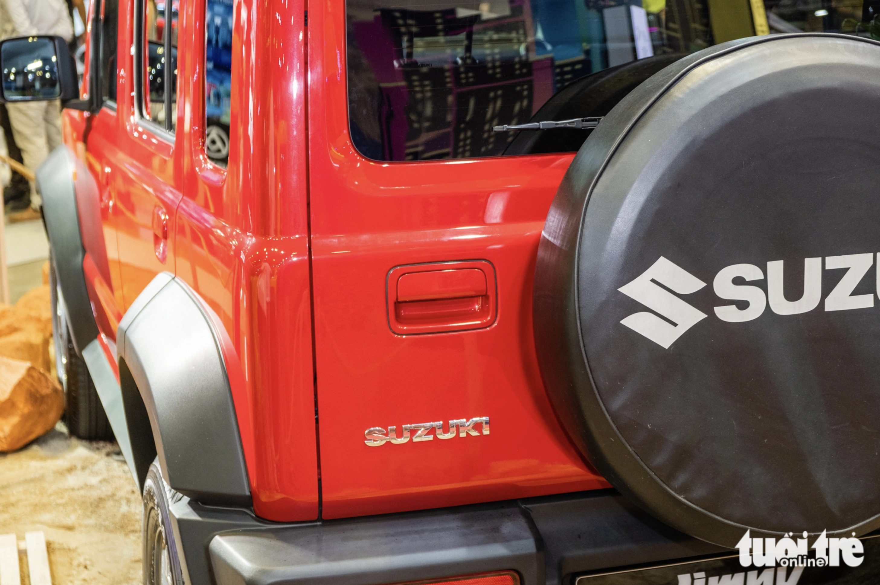 The trunk lid of the five-door Suzuki Jimny is opened upwards. Photo: Le Hoang / Tuoi Tre