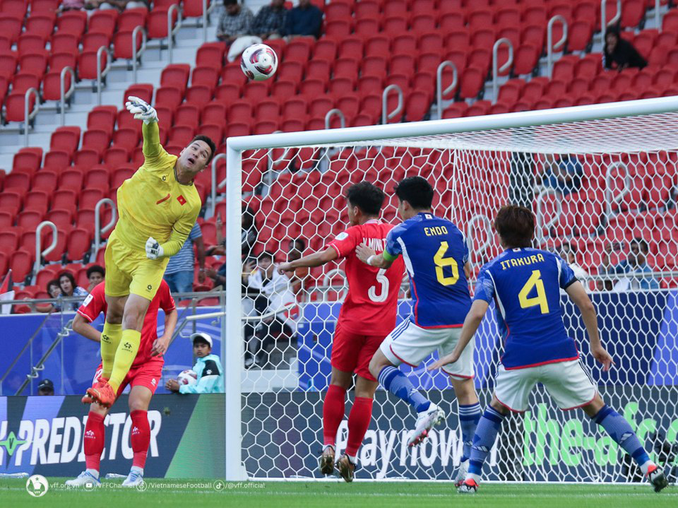 Vietnamese goalkeeper Nguyen Filip (yellow jersey) blocks a shot during the Group D opener between Vietnam and Japan at the 2023 Asian Cup in Qatar, January 14, 2024. Photo: Vietnam Football Federation